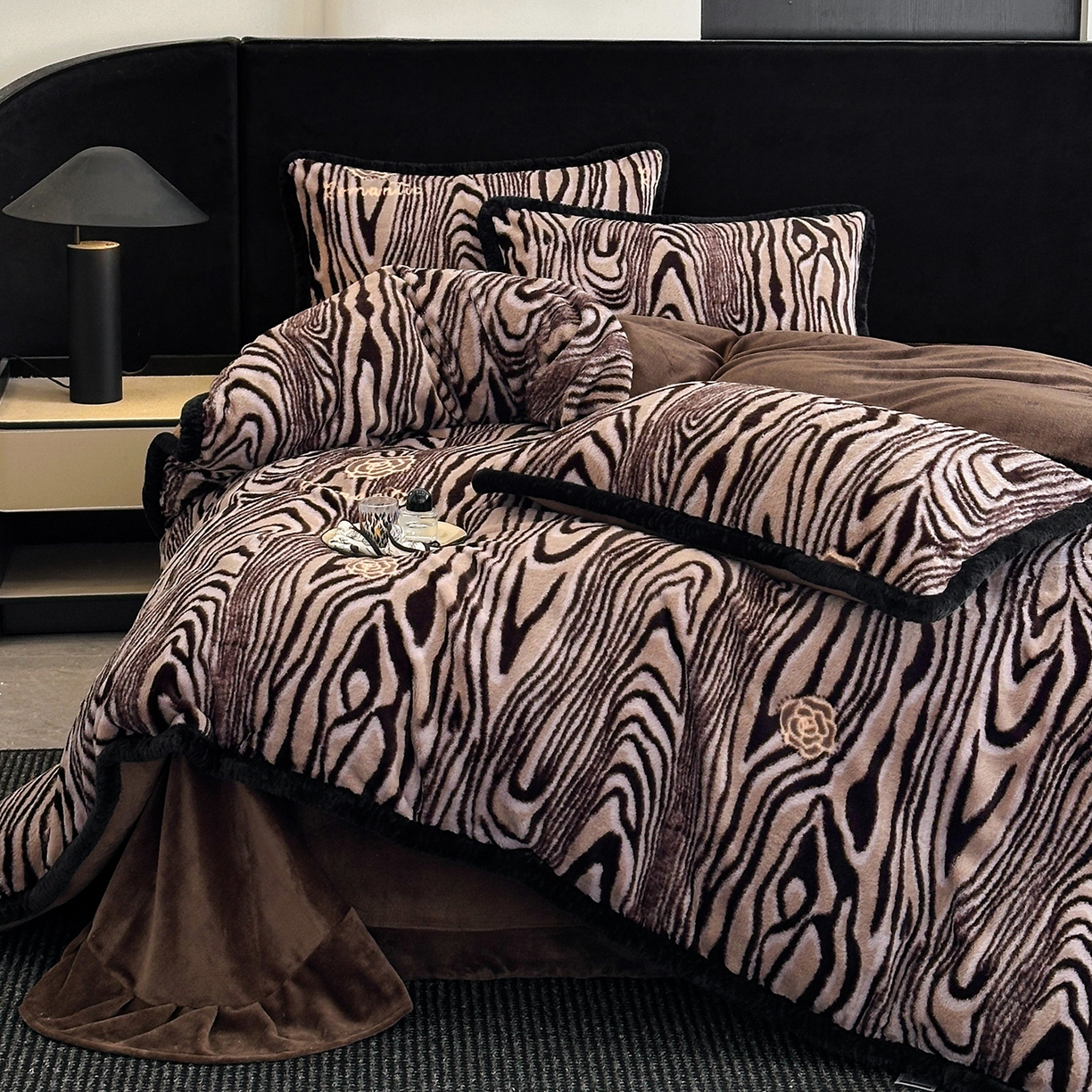 91家纺网 家纺一手货源 找家纺 畅畅家纺 2025新款高克重新款冬季加厚兔毛绒包边款床单床笠四件套 斑马纹-咖