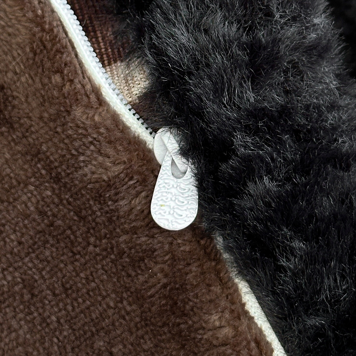 91家纺网 家纺一手货源 找家纺 畅畅家纺 2025新款高克重新款冬季加厚兔毛绒包边款床单床笠四件套 斑马纹-咖