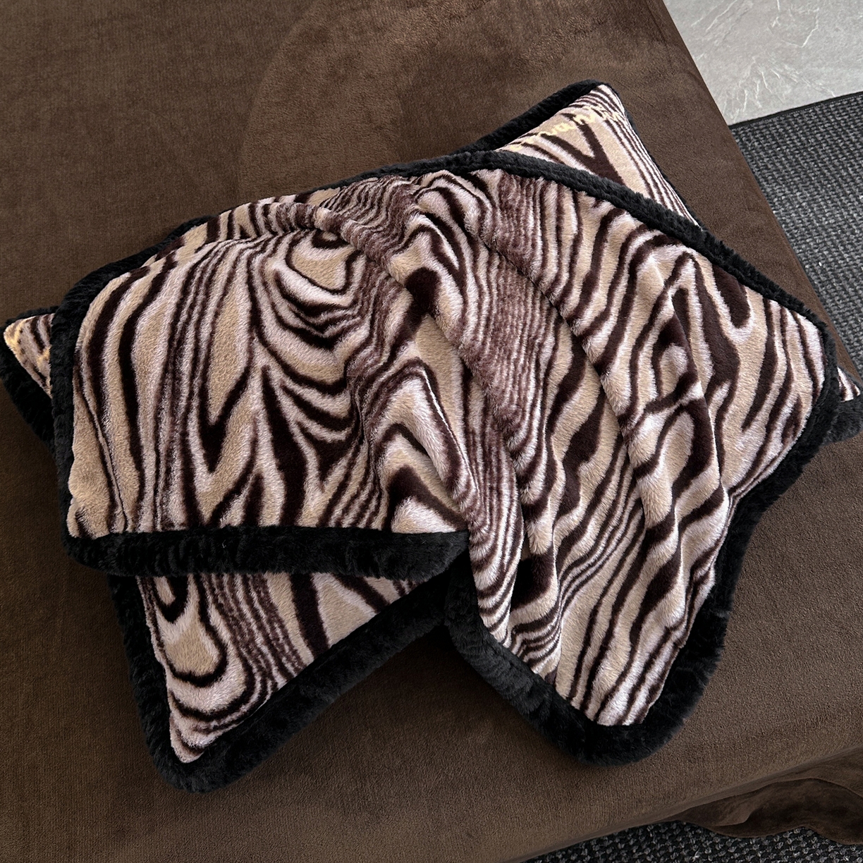 91家纺网 家纺一手货源 找家纺 畅畅家纺 2025新款高克重新款冬季加厚兔毛绒包边款床单床笠四件套 斑马纹-咖