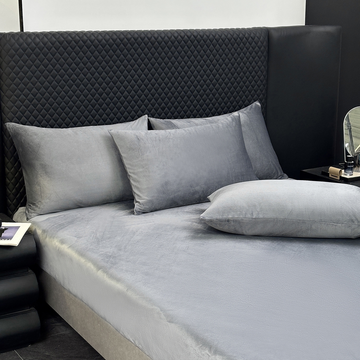 91家纺网 家纺一手货源 找家纺 馨乐家纺 2025新款简约时尚纯色水晶绒床笠 深灰