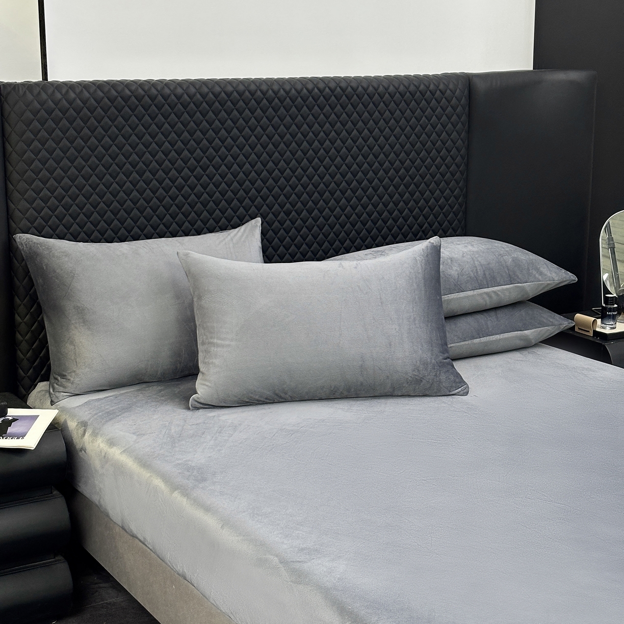 91家纺网 家纺一手货源 找家纺 馨乐家纺 2025新款简约时尚纯色水晶绒床笠 深灰