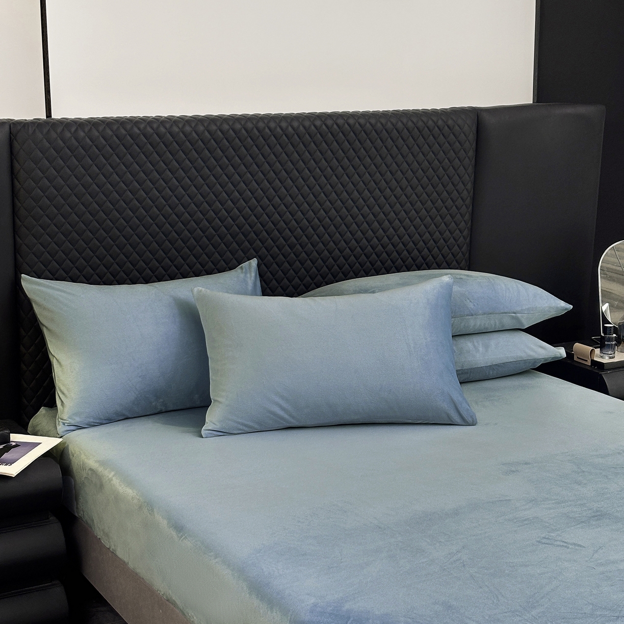 91家纺网 家纺一手货源 找家纺 馨乐家纺 2025新款简约时尚纯色水晶绒床笠 浅蓝