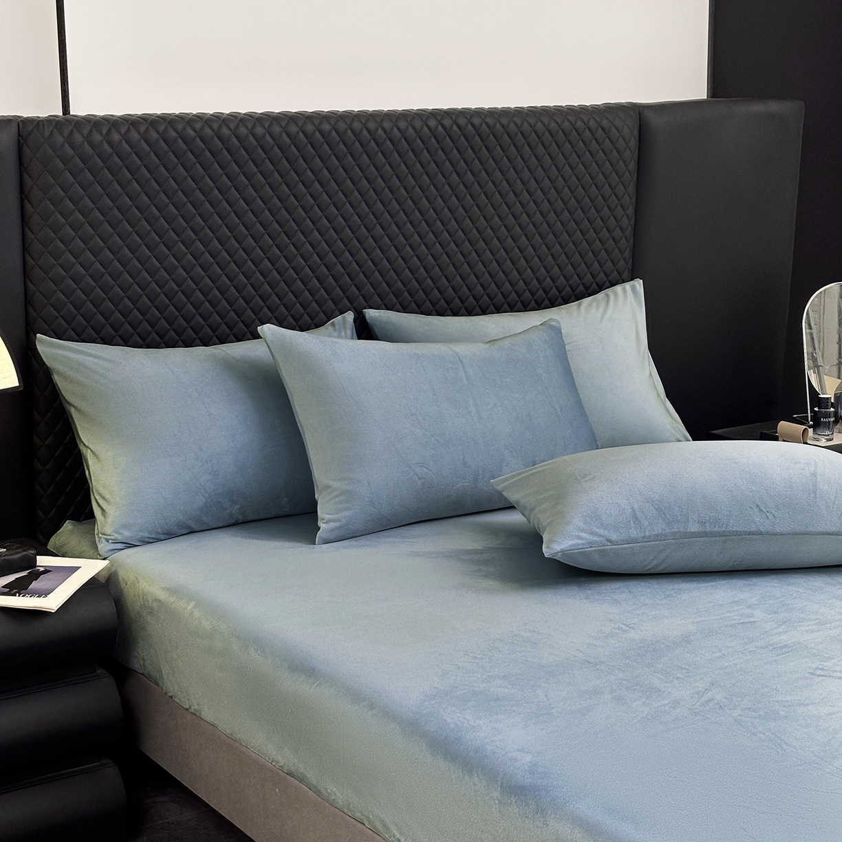 91家纺网 家纺一手货源 找家纺 馨乐家纺 2025新款简约时尚纯色水晶绒床笠 浅蓝