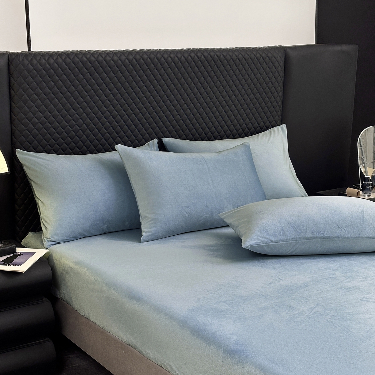 91家纺网 家纺一手货源 找家纺 馨乐家纺 2025新款简约时尚纯色水晶绒床笠 浅蓝