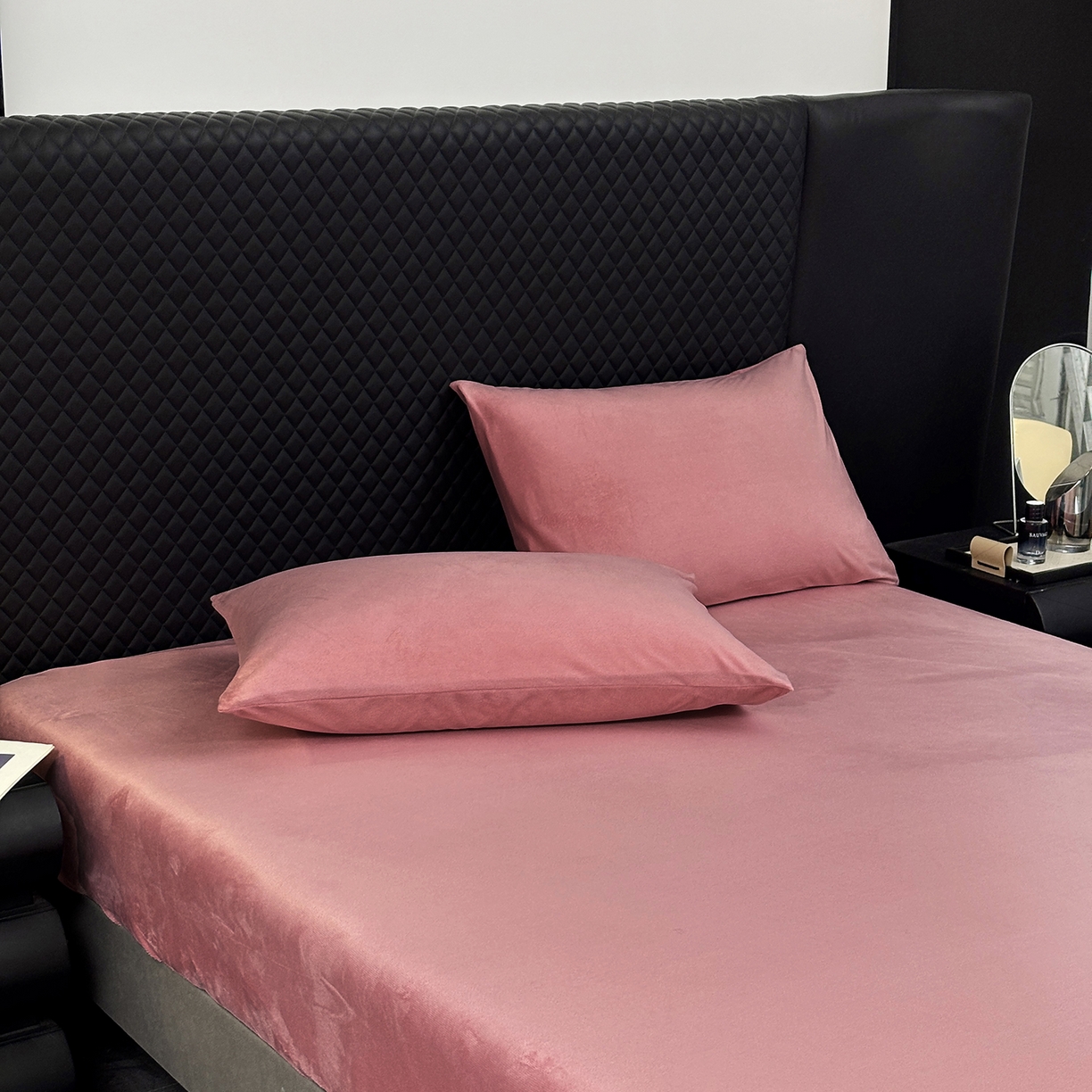 91家纺网 家纺一手货源 找家纺 馨乐家纺 2025新款简约时尚纯色水晶绒床笠 豆沙