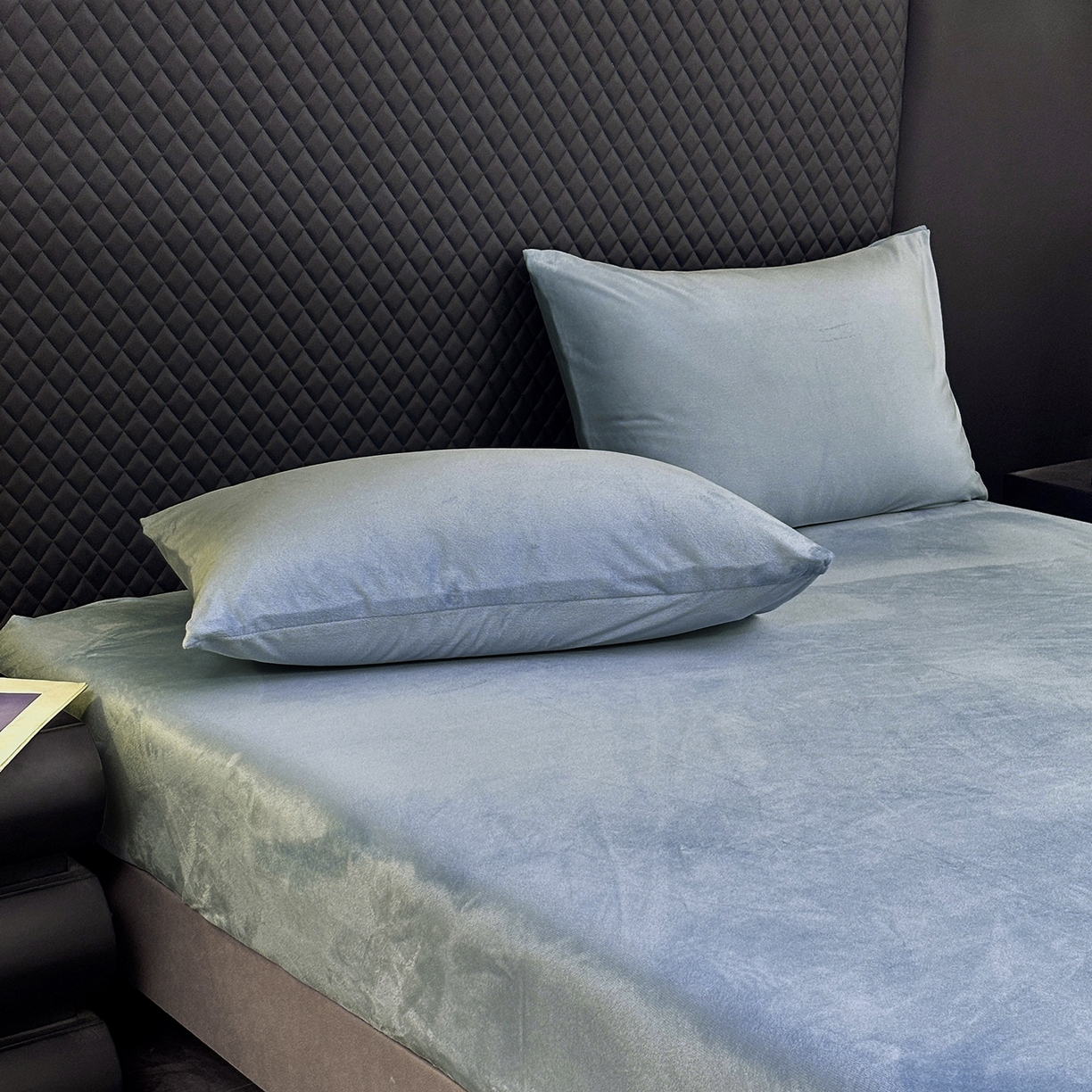 91家纺网 家纺一手货源 找家纺 馨乐家纺 2025新款简约时尚纯色水晶绒床笠 浅蓝