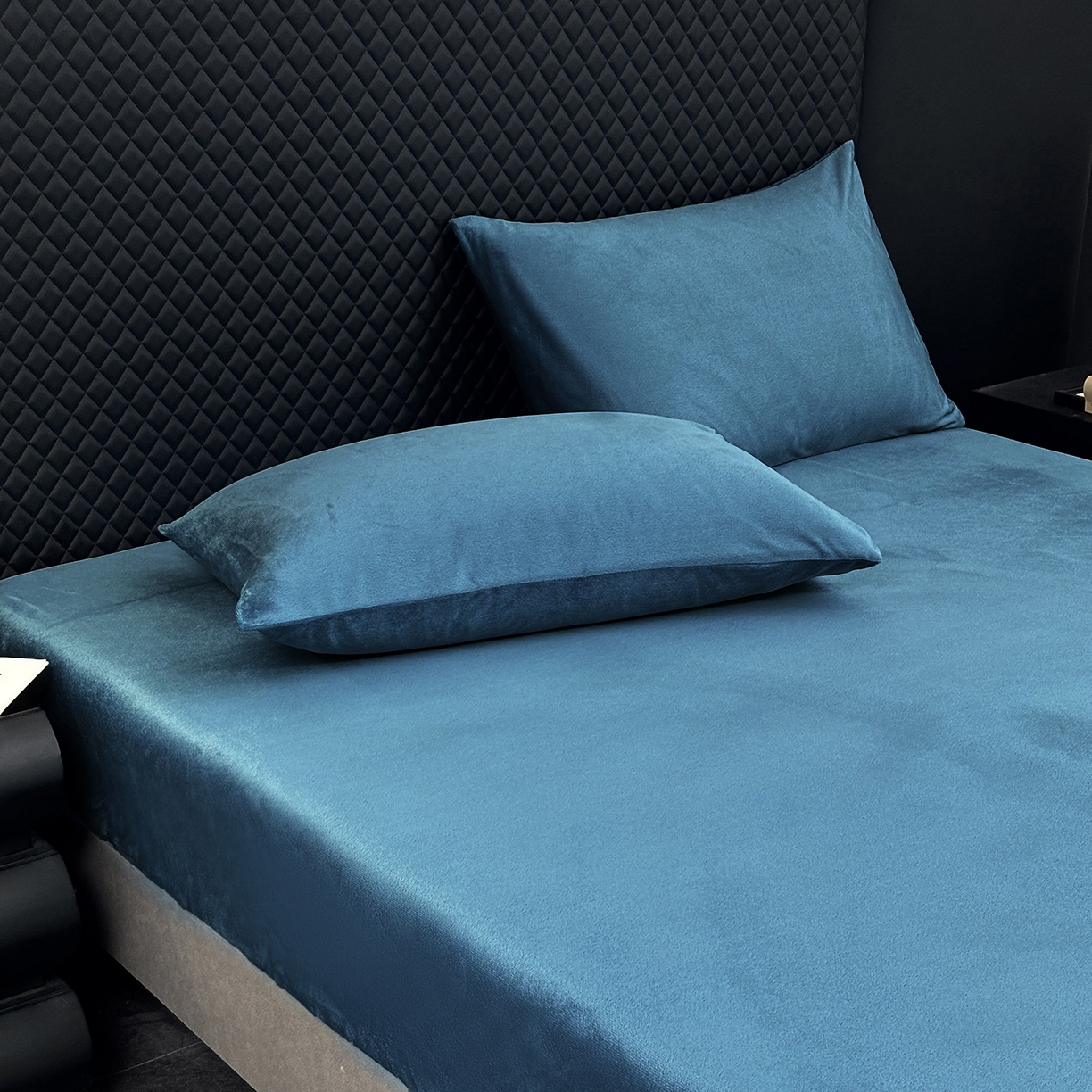 91家纺网 家纺一手货源 找家纺 馨乐家纺 2025新款简约时尚纯色水晶绒床笠 深蓝