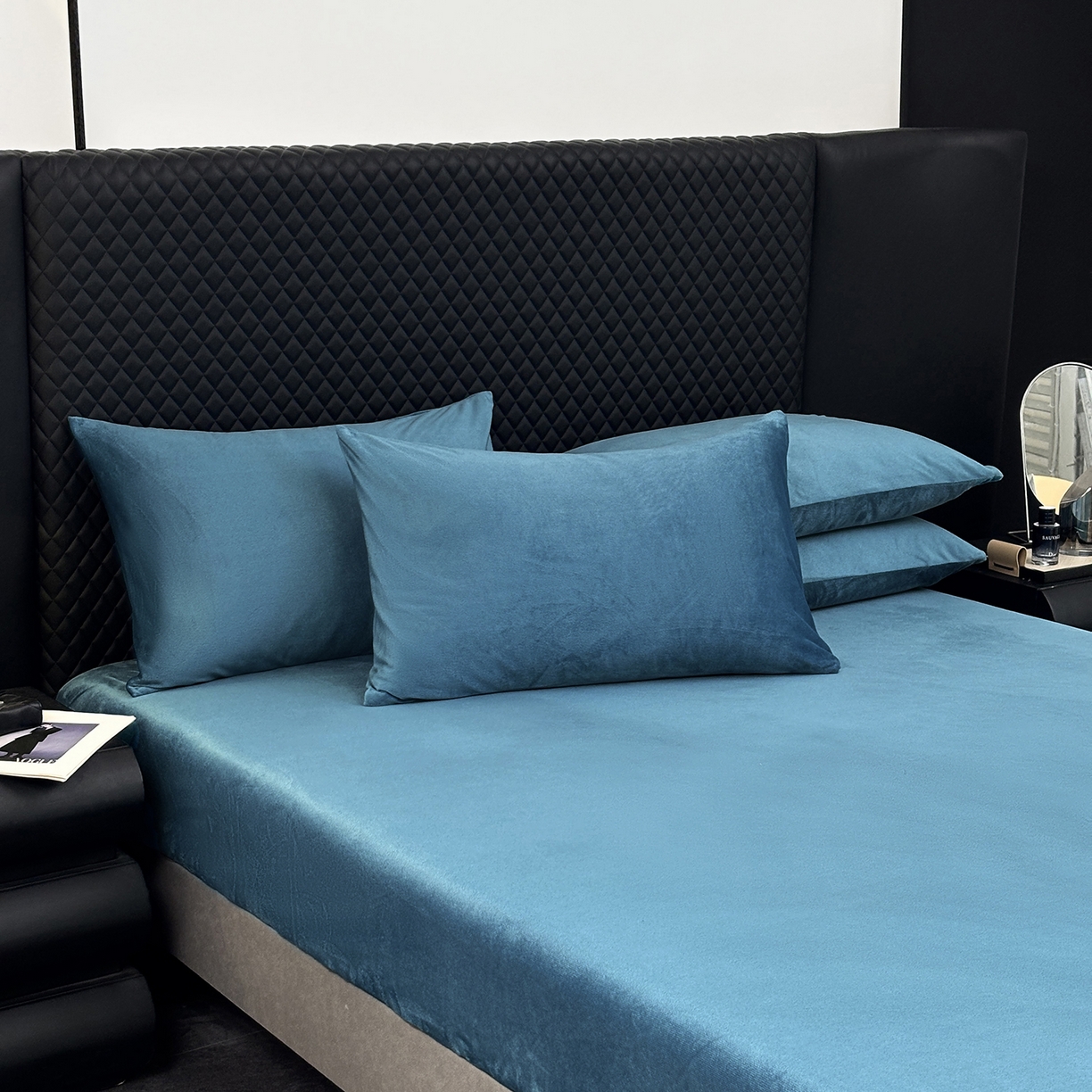 91家纺网 家纺一手货源 找家纺 馨乐家纺 2025新款简约时尚纯色水晶绒床笠 深蓝