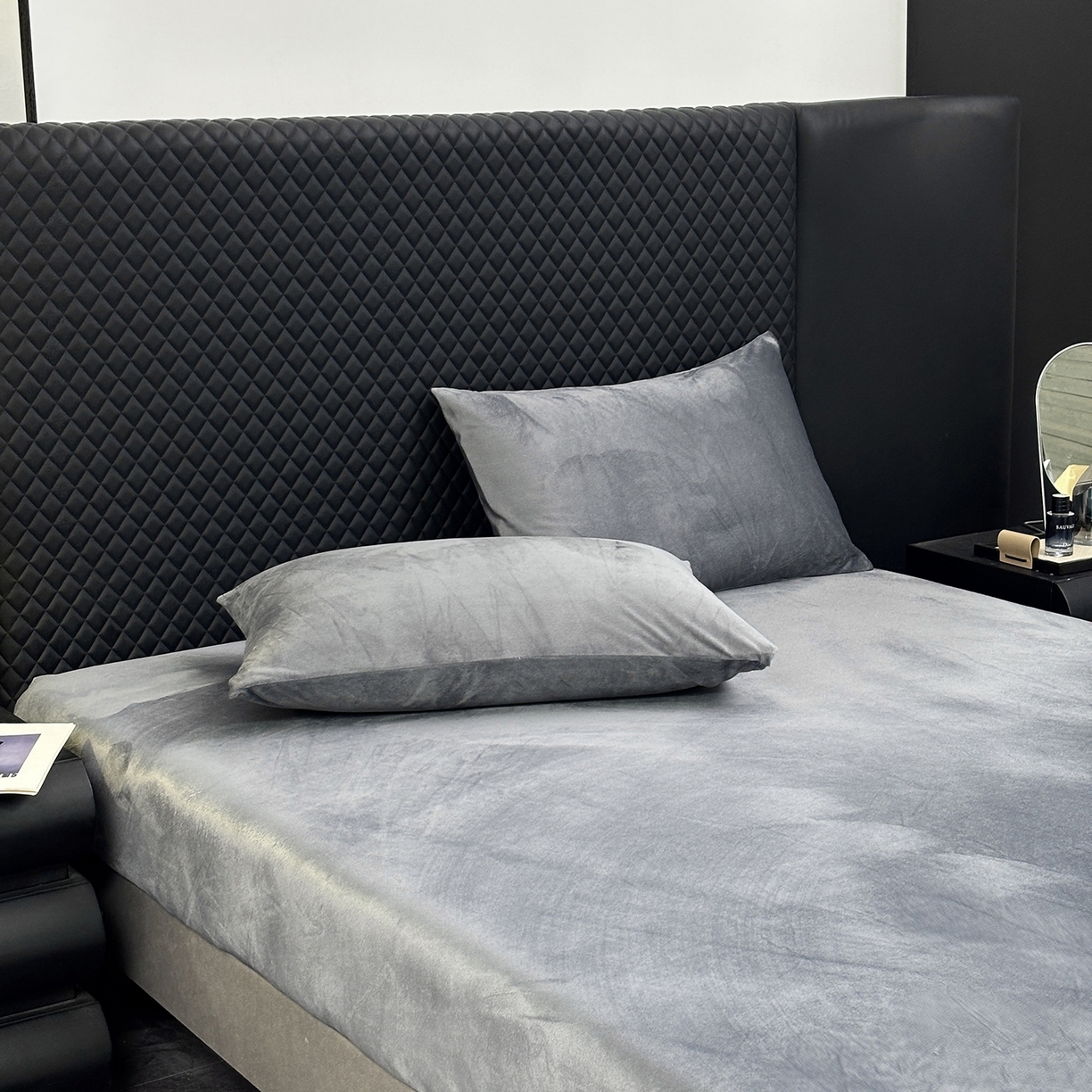 91家纺网 家纺一手货源 找家纺 馨乐家纺 2025新款简约时尚纯色水晶绒床笠 深灰