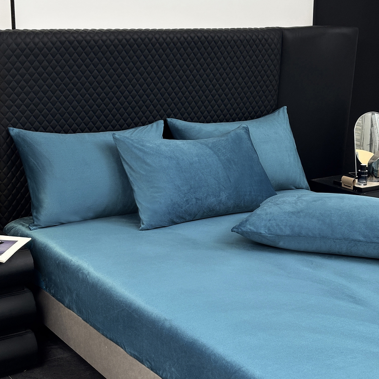 91家纺网 家纺一手货源 找家纺 馨乐家纺 2025新款简约时尚纯色水晶绒床笠 深蓝