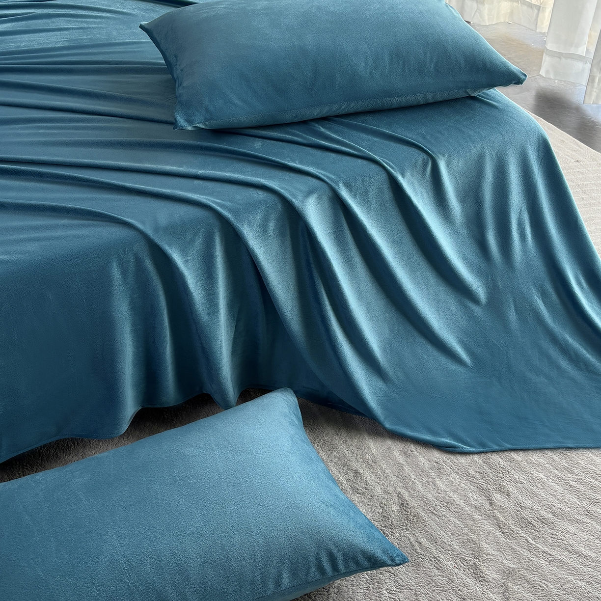 91家纺网 家纺一手货源 找家纺 馨乐家纺 2025新款简约时尚纯色水晶绒床单 深蓝