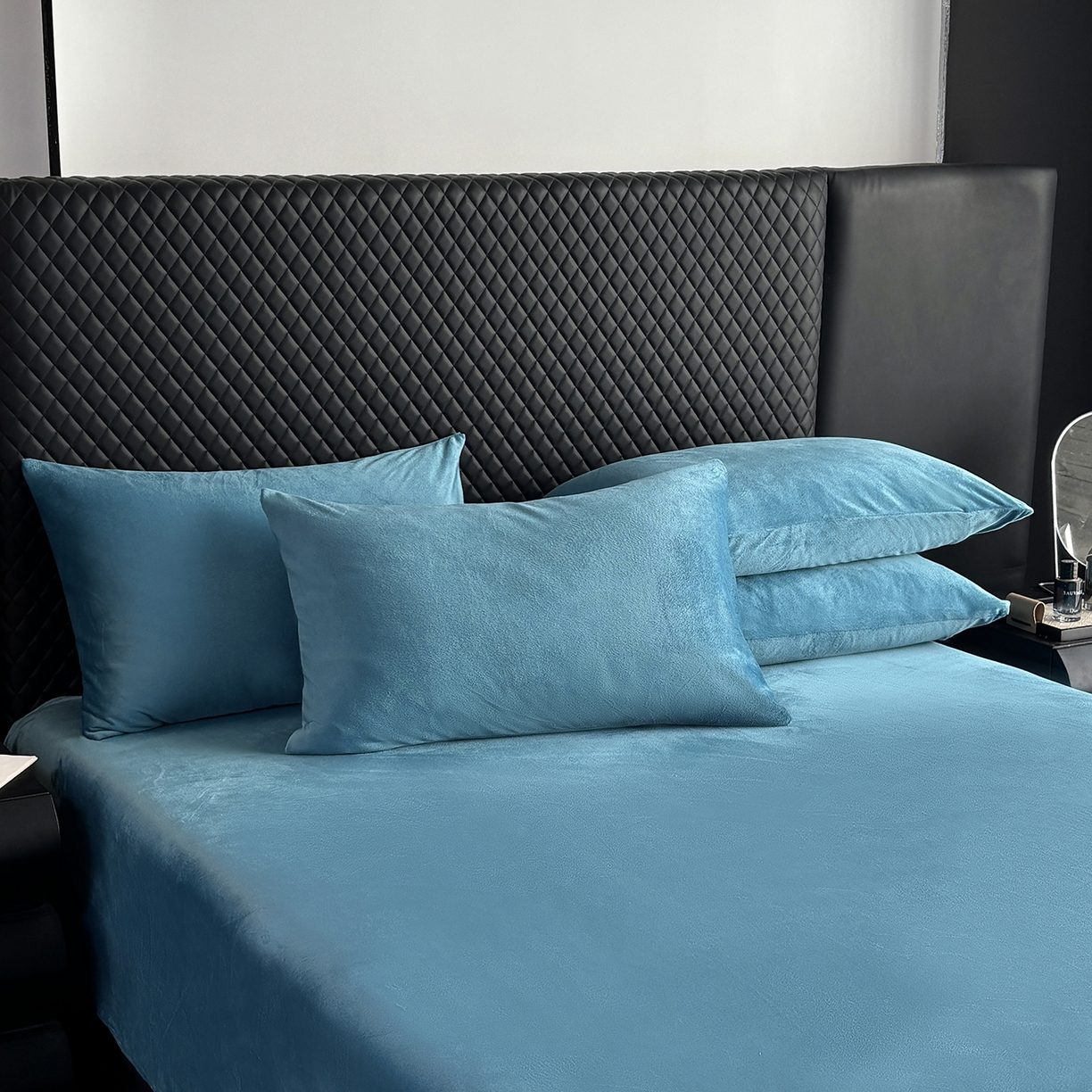 91家纺网 家纺一手货源 找家纺 馨乐家纺 2025新款简约时尚纯色水晶绒床单 深蓝