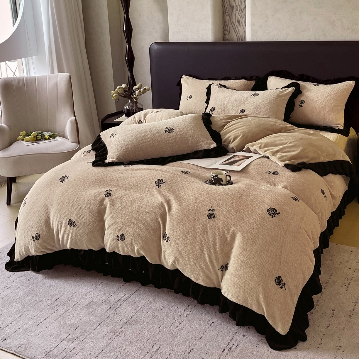 91家纺网 家纺一手货源 找家纺 （总）雅高家居 2025新款秋冬琥珀系复古赫本法式高克重加厚韩版牛奶绒珊瑚绒四件套全消光立体浮雕数码印花ins风提花保暖宝宝绒四件套