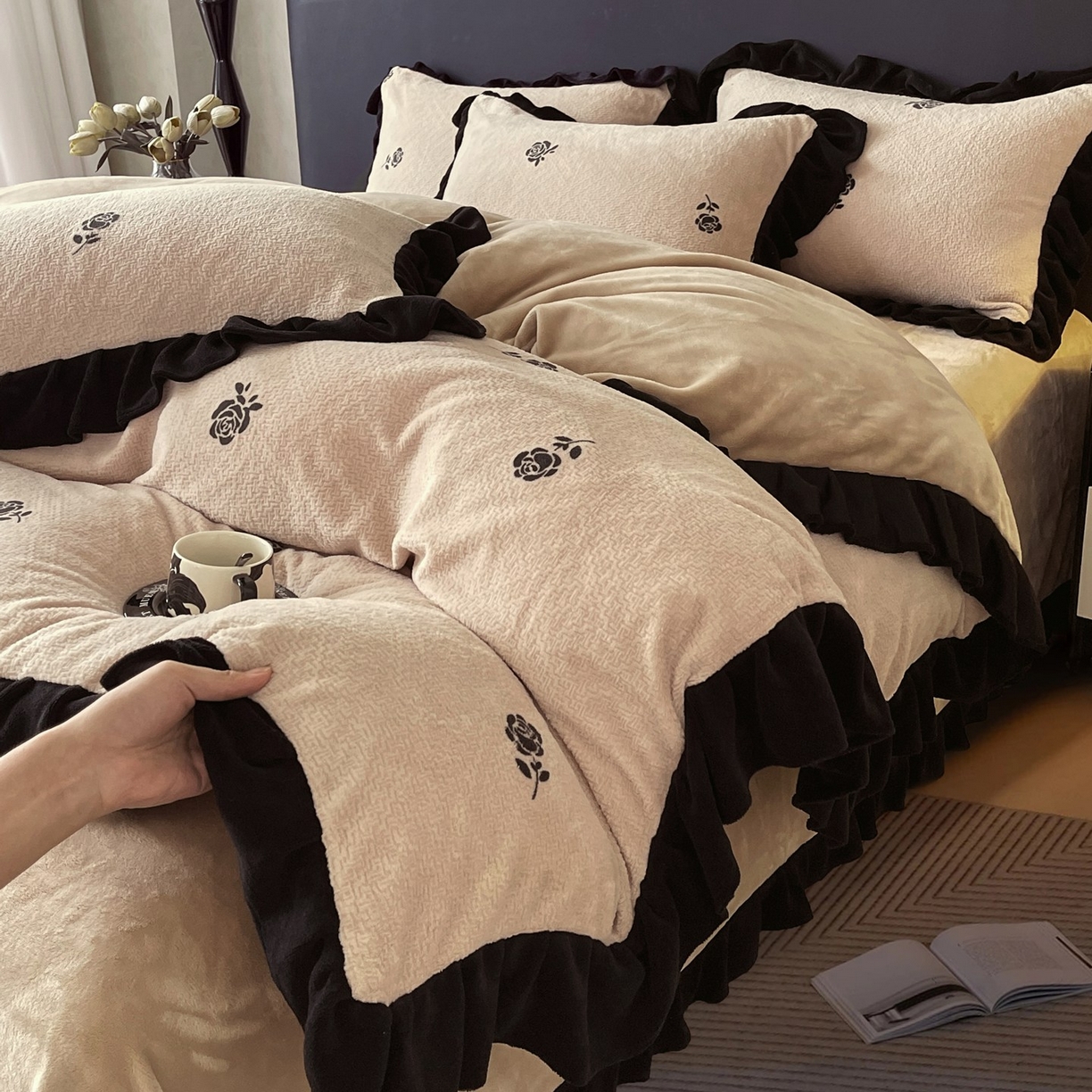 91家纺网 家纺一手货源 找家纺 （总）雅高家居 2025新款秋冬琥珀系复古赫本法式高克重加厚韩版牛奶绒珊瑚绒四件套全消光立体浮雕数码印花ins风提花保暖宝宝绒四件套