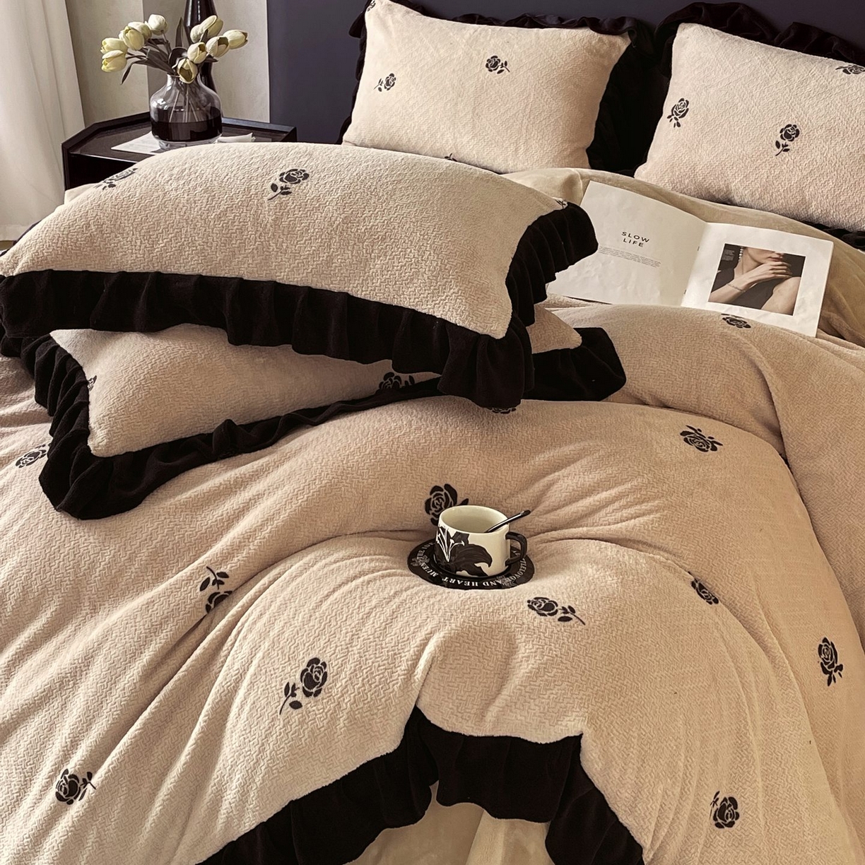 91家纺网 家纺一手货源 找家纺 （总）雅高家居 2025新款秋冬琥珀系复古赫本法式高克重加厚韩版牛奶绒珊瑚绒四件套全消光立体浮雕数码印花ins风提花保暖宝宝绒四件套