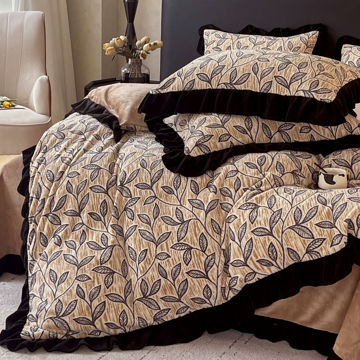 91家纺网 家纺一手货源 找家纺 雅高家居 2025新款秋冬琥珀系复古赫本轻法式高克重牛奶绒全消光立体浮雕数码印花ins风提花保暖四件套 一叶知秋