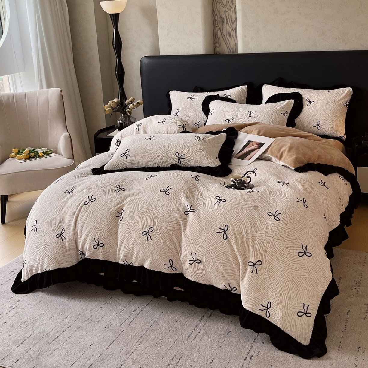 91家纺网 家纺一手货源 找家纺 雅高家居 2025新款秋冬琥珀系复古赫本轻法式高克重牛奶绒全消光立体浮雕数码印花ins风提花保暖四件套 南法假日