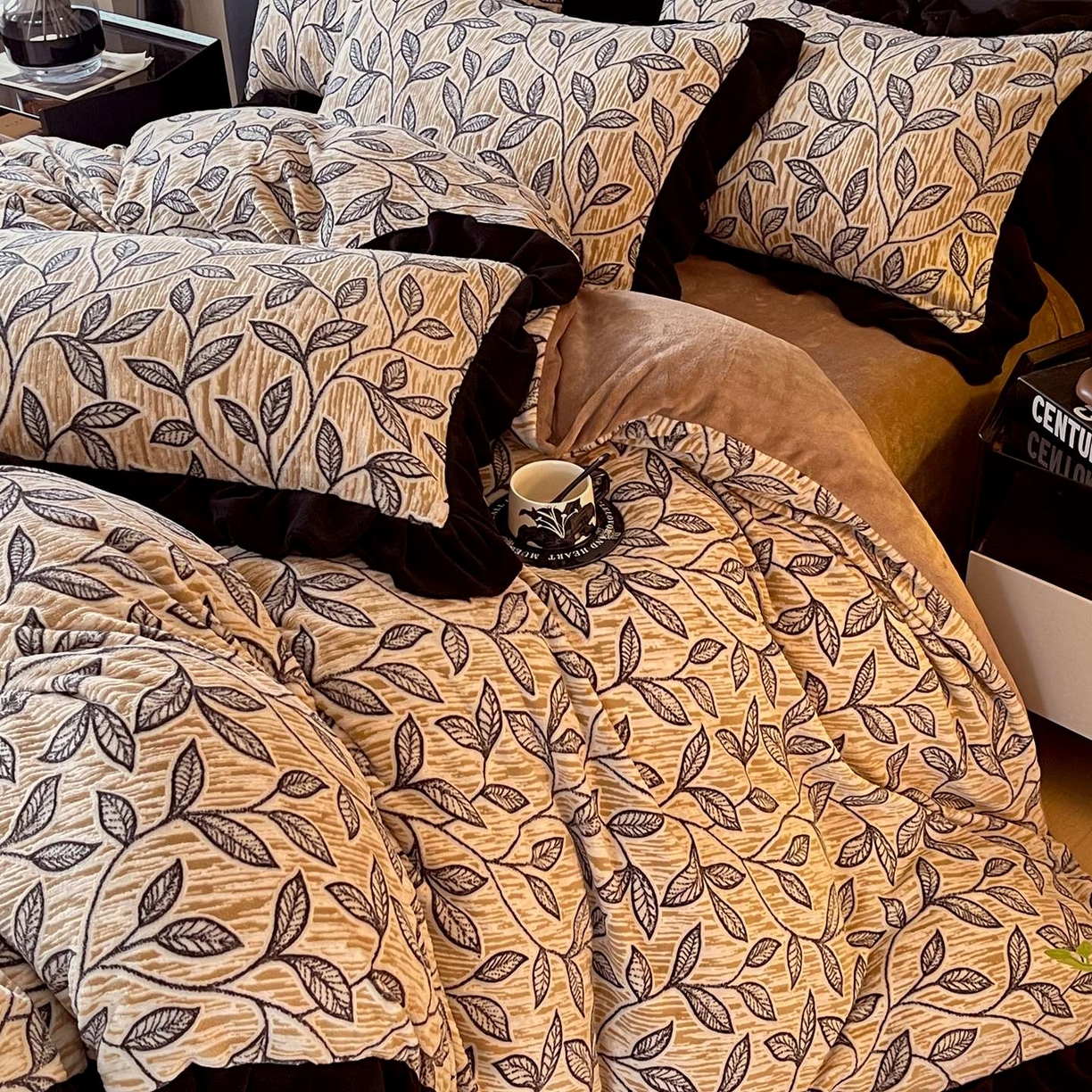 91家纺网 家纺一手货源 找家纺 雅高家居 2025新款秋冬琥珀系复古赫本轻法式高克重牛奶绒全消光立体浮雕数码印花ins风提花保暖四件套 一叶知秋