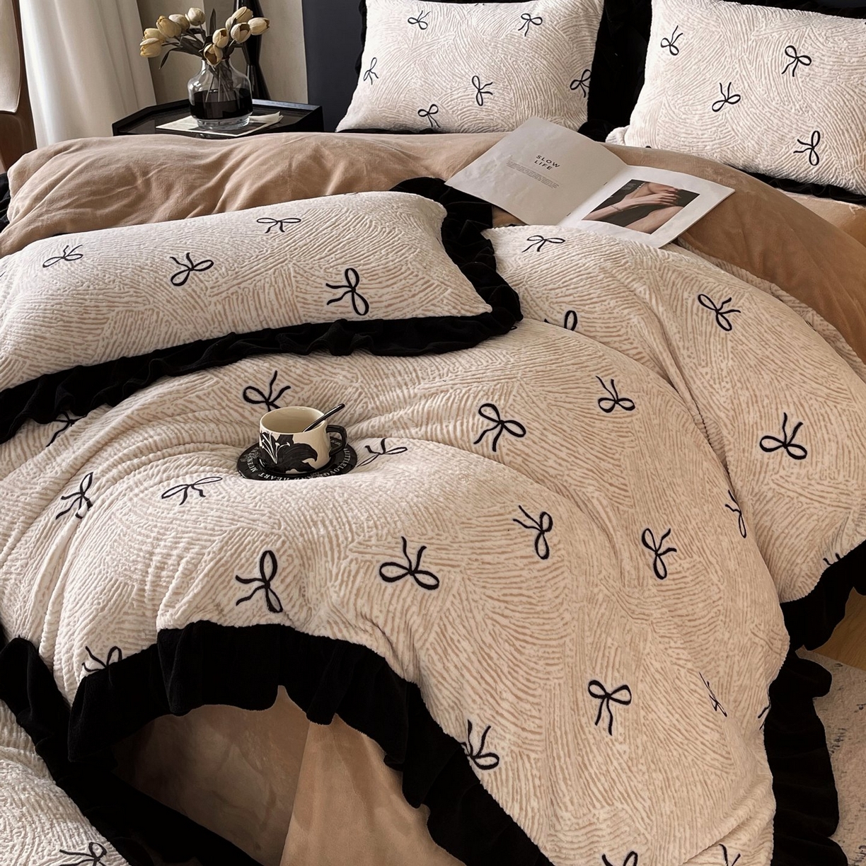 91家纺网 家纺一手货源 找家纺 雅高家居 2025新款秋冬琥珀系复古赫本轻法式高克重牛奶绒全消光立体浮雕数码印花ins风提花保暖四件套 南法假日