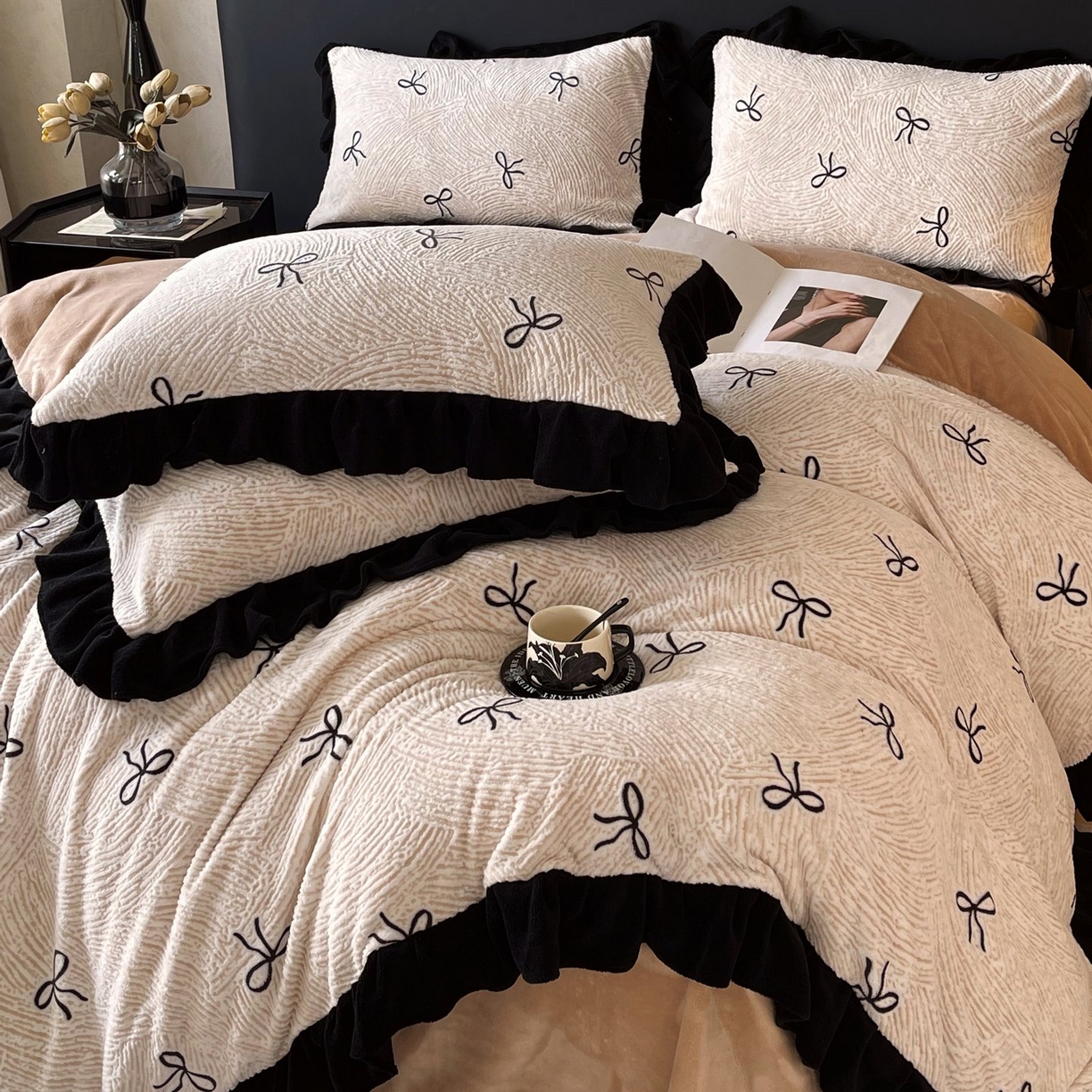 91家纺网 家纺一手货源 找家纺 雅高家居 2025新款秋冬琥珀系复古赫本轻法式高克重牛奶绒全消光立体浮雕数码印花ins风提花保暖四件套 南法假日