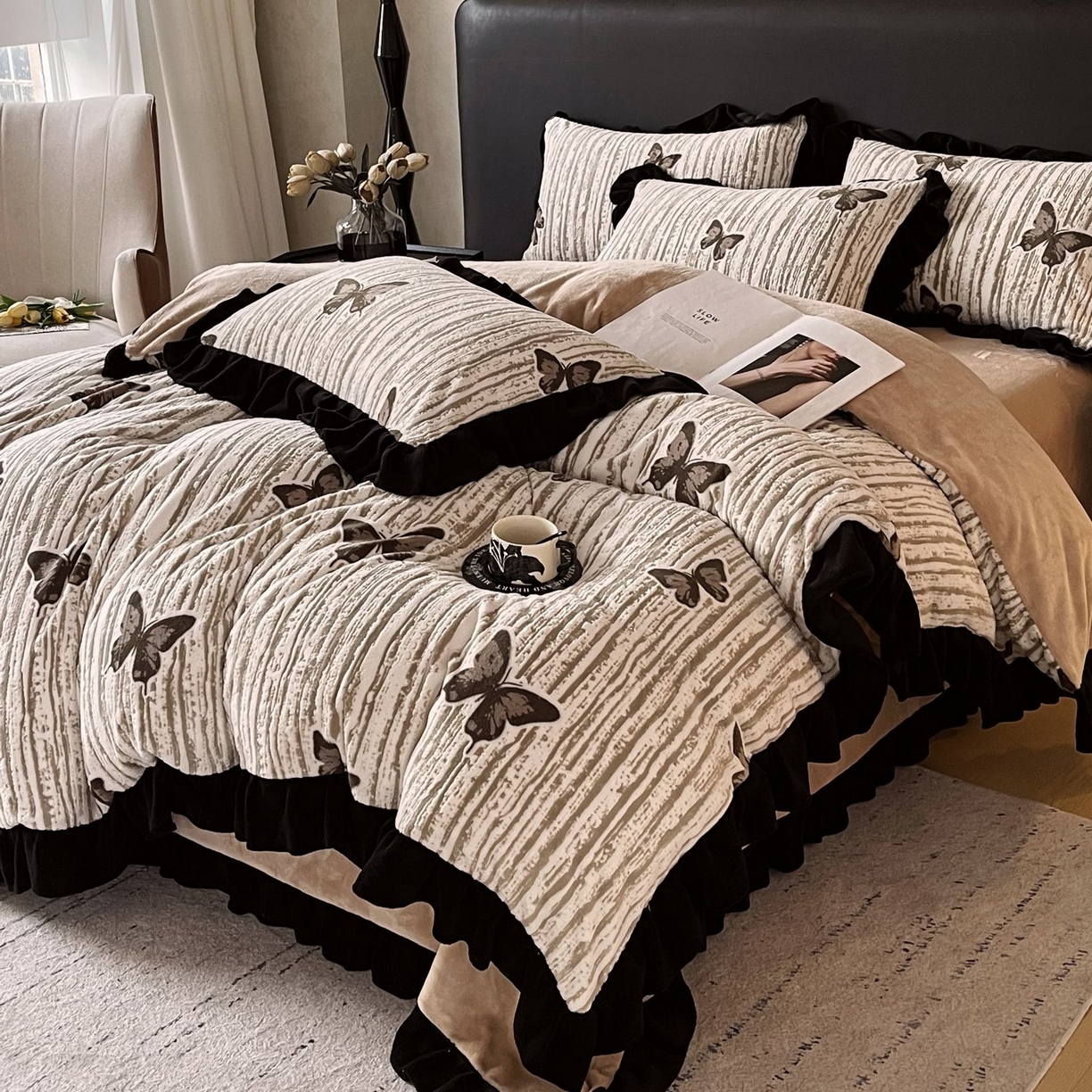 91家纺网 家纺一手货源 找家纺 雅高家居 2025新款秋冬琥珀系复古赫本轻法式高克重牛奶绒全消光立体浮雕数码印花ins风提花保暖四件套 翩翩起舞