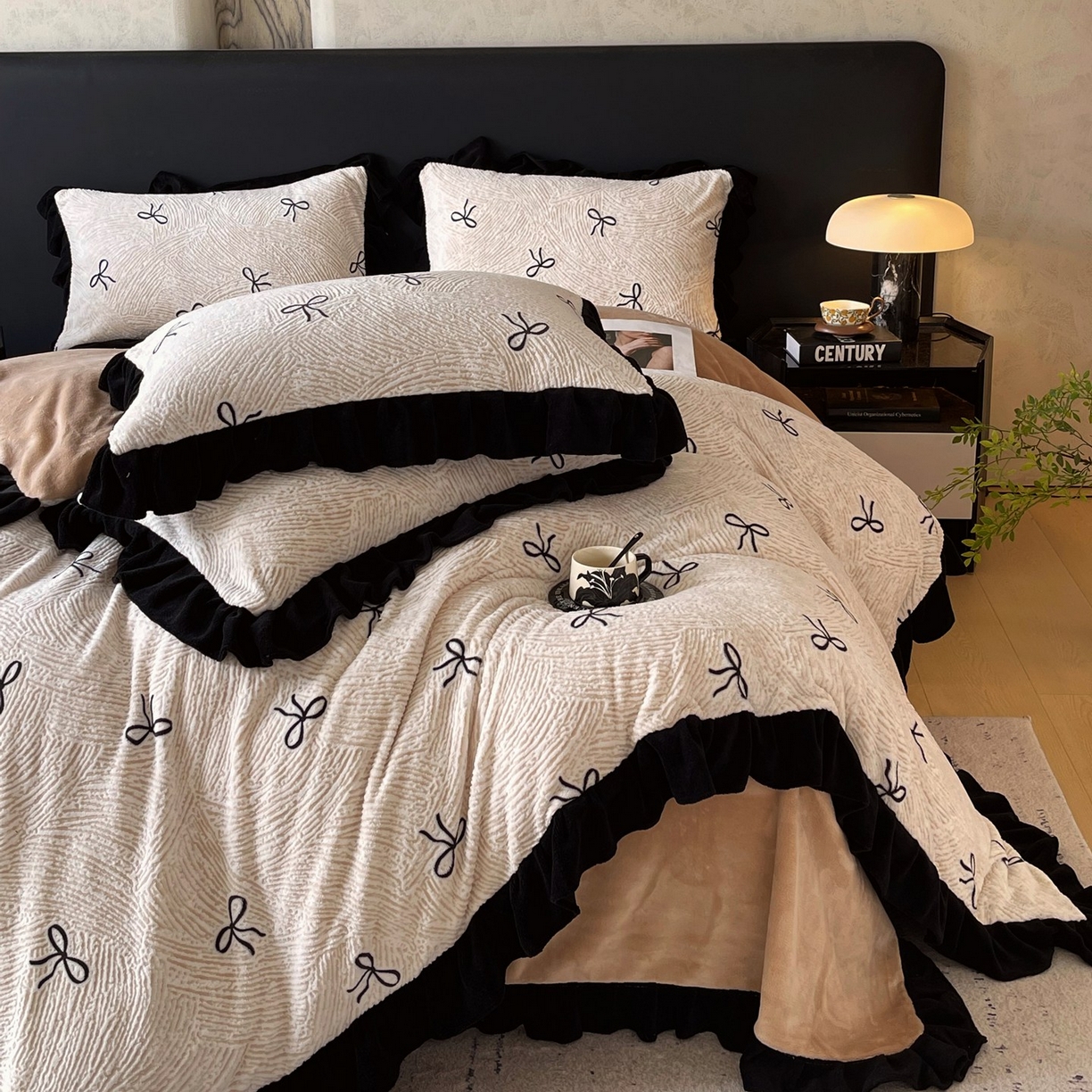 91家纺网 家纺一手货源 找家纺 雅高家居 2025新款秋冬琥珀系复古赫本轻法式高克重牛奶绒全消光立体浮雕数码印花ins风提花保暖四件套 南法假日