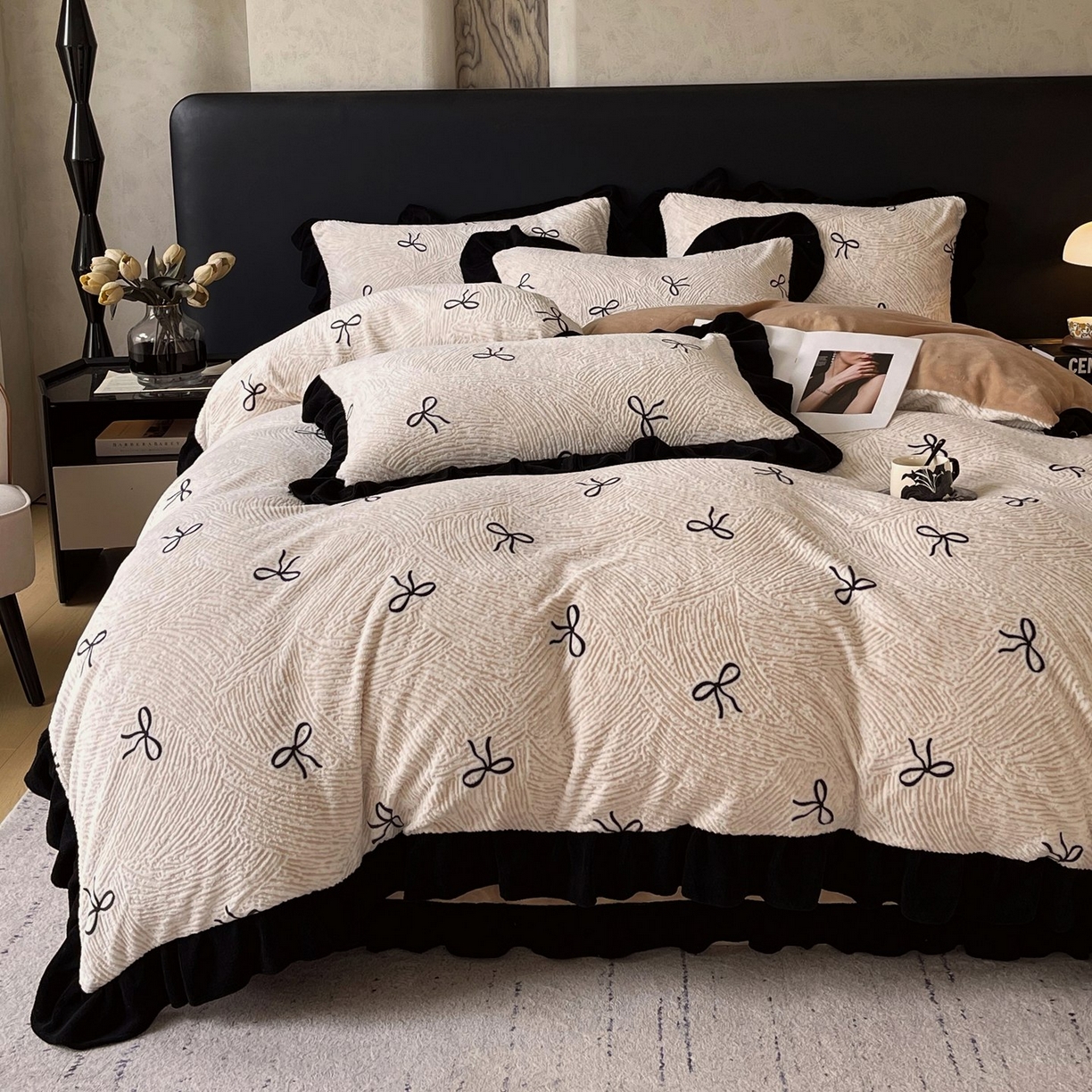 91家纺网 家纺一手货源 找家纺 雅高家居 2025新款秋冬琥珀系复古赫本轻法式高克重牛奶绒全消光立体浮雕数码印花ins风提花保暖四件套 南法假日