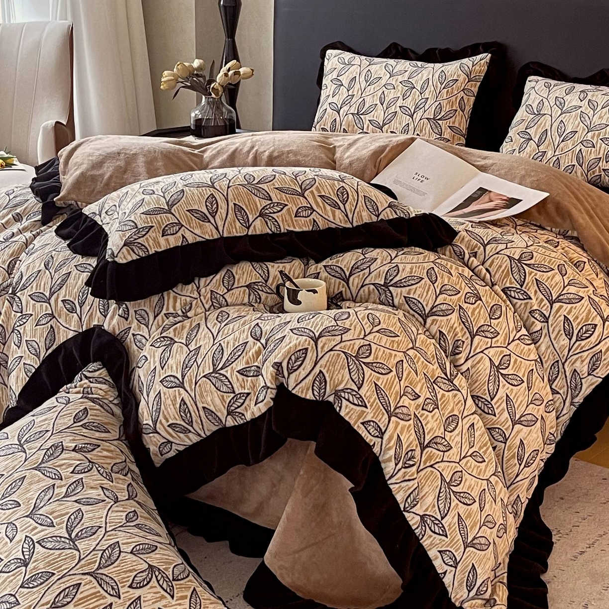 91家纺网 家纺一手货源 找家纺 雅高家居 2025新款秋冬琥珀系复古赫本轻法式高克重牛奶绒全消光立体浮雕数码印花ins风提花保暖四件套 一叶知秋