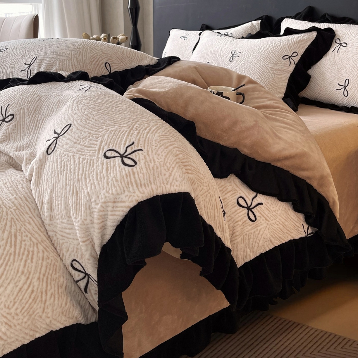 91家纺网 家纺一手货源 找家纺 雅高家居 2025新款秋冬琥珀系复古赫本轻法式高克重牛奶绒全消光立体浮雕数码印花ins风提花保暖四件套 南法假日