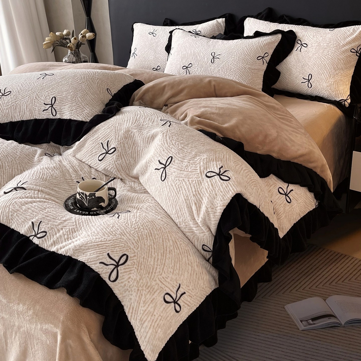 91家纺网 家纺一手货源 找家纺 雅高家居 2025新款秋冬琥珀系复古赫本轻法式高克重牛奶绒全消光立体浮雕数码印花ins风提花保暖四件套 南法假日