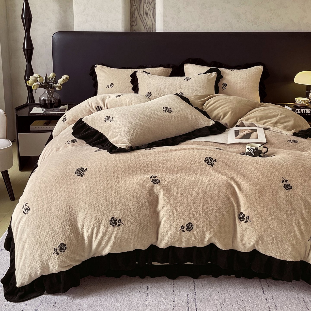 91家纺网 家纺一手货源 找家纺 雅高家居 2025新款秋冬琥珀系复古赫本轻法式高克重牛奶绒全消光立体浮雕数码印花ins风提花保暖四件套 赫本玫瑰