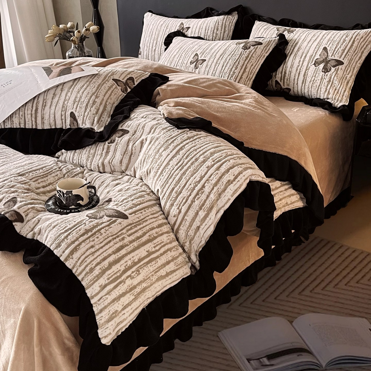 91家纺网 家纺一手货源 找家纺 雅高家居 2025新款秋冬琥珀系复古赫本轻法式高克重牛奶绒全消光立体浮雕数码印花ins风提花保暖四件套 翩翩起舞