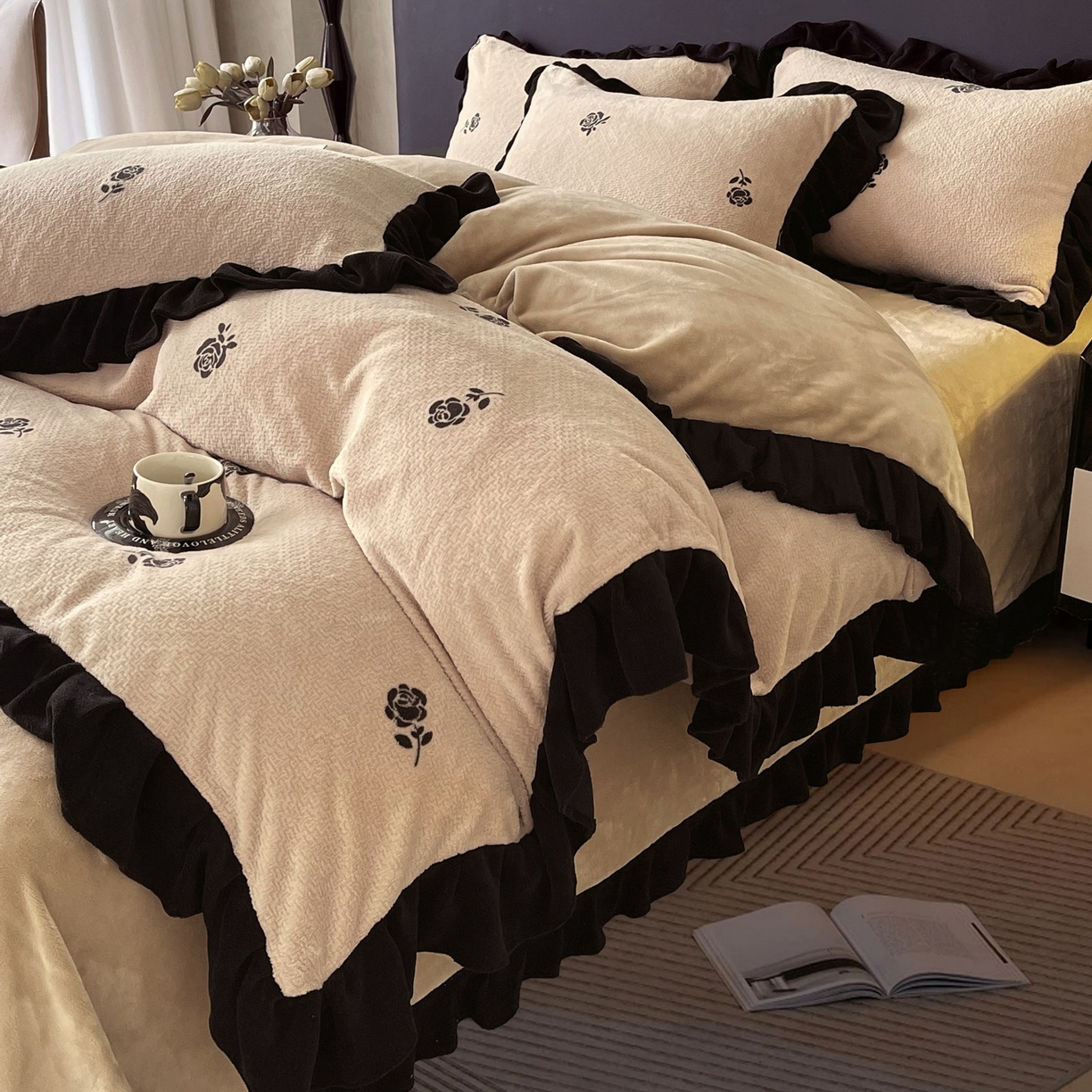 91家纺网 家纺一手货源 找家纺 雅高家居 2025新款秋冬琥珀系复古赫本轻法式高克重牛奶绒全消光立体浮雕数码印花ins风提花保暖四件套 赫本玫瑰