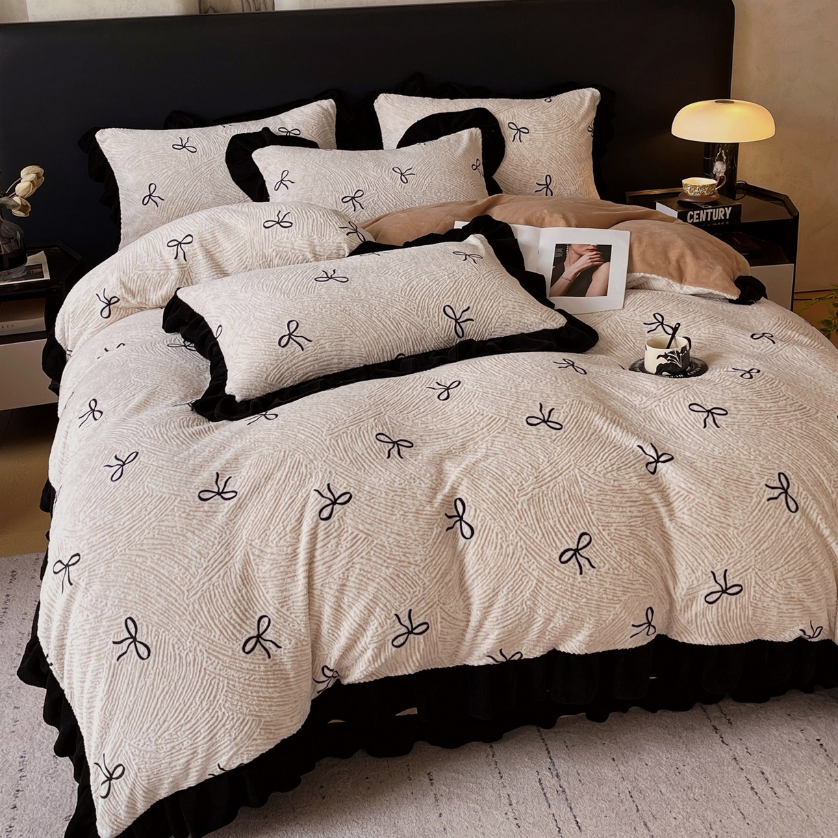 91家纺网 家纺一手货源 找家纺 雅高家居 2025新款秋冬琥珀系复古赫本轻法式高克重牛奶绒全消光立体浮雕数码印花ins风提花保暖四件套 南法假日