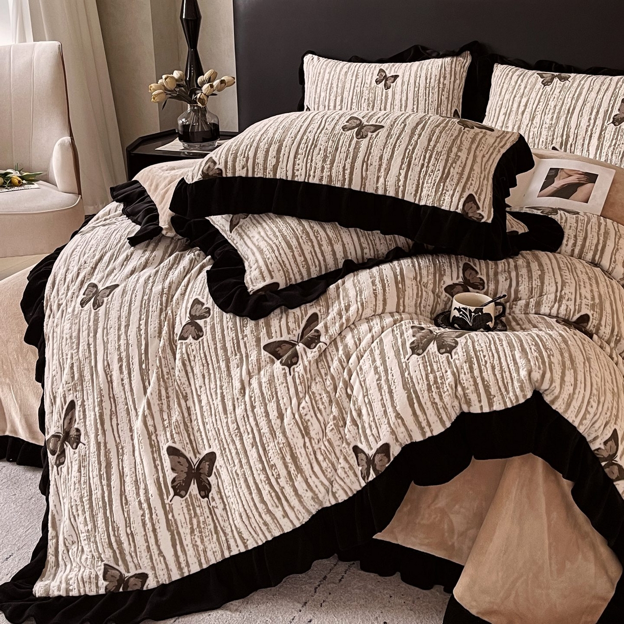 91家纺网 家纺一手货源 找家纺 雅高家居 2025新款秋冬琥珀系复古赫本轻法式高克重牛奶绒全消光立体浮雕数码印花ins风提花保暖四件套 翩翩起舞