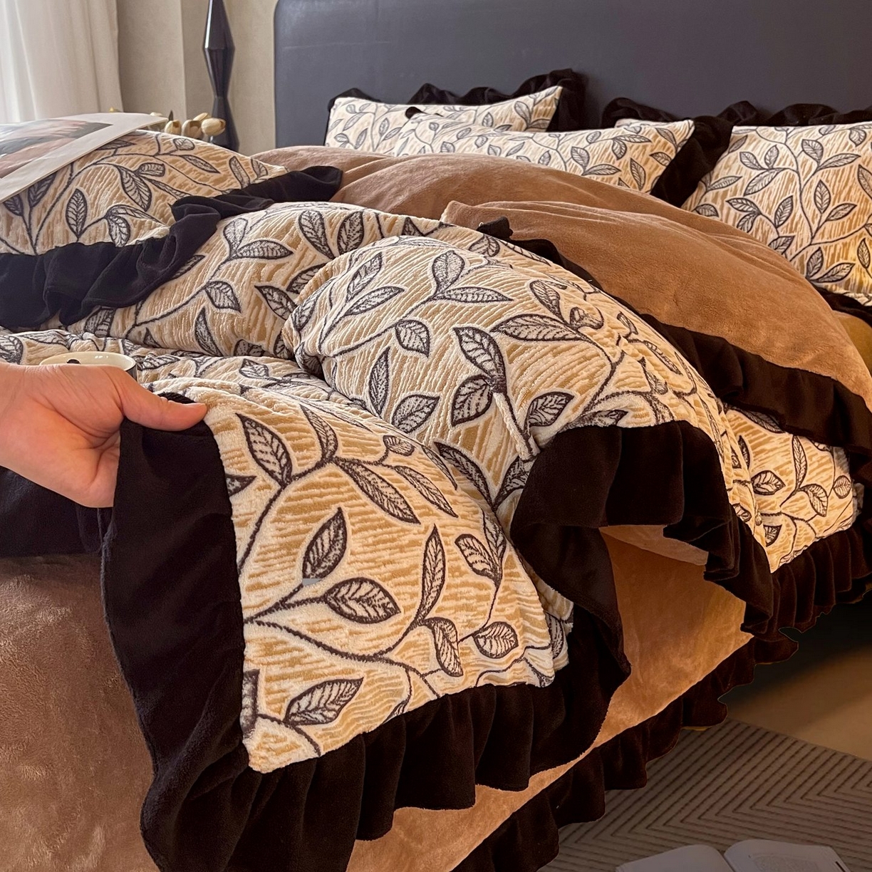 91家纺网 家纺一手货源 找家纺 雅高家居 2025新款秋冬琥珀系复古赫本轻法式高克重牛奶绒全消光立体浮雕数码印花ins风提花保暖四件套 一叶知秋