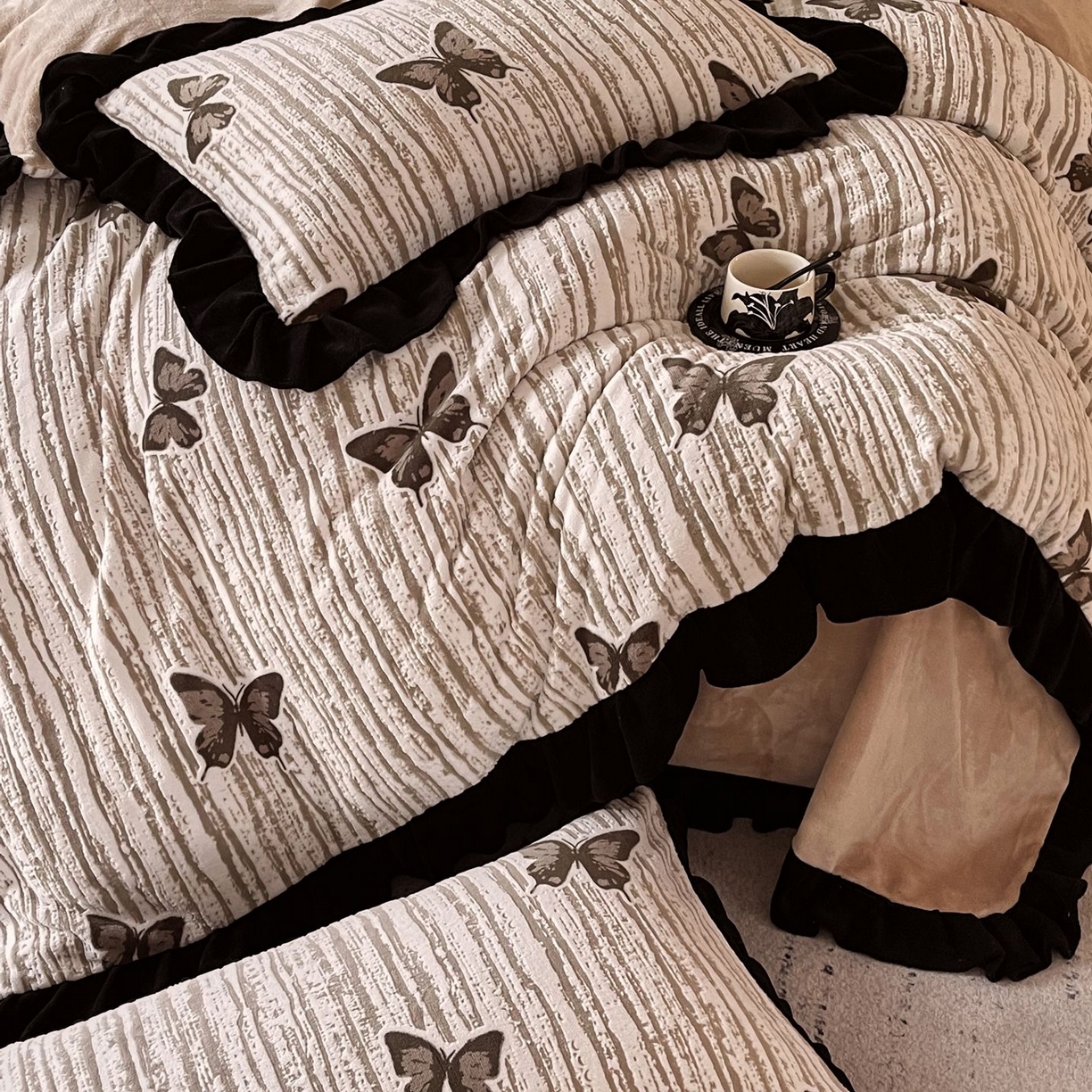 91家纺网 家纺一手货源 找家纺 雅高家居 2025新款秋冬琥珀系复古赫本轻法式高克重牛奶绒全消光立体浮雕数码印花ins风提花保暖四件套 翩翩起舞