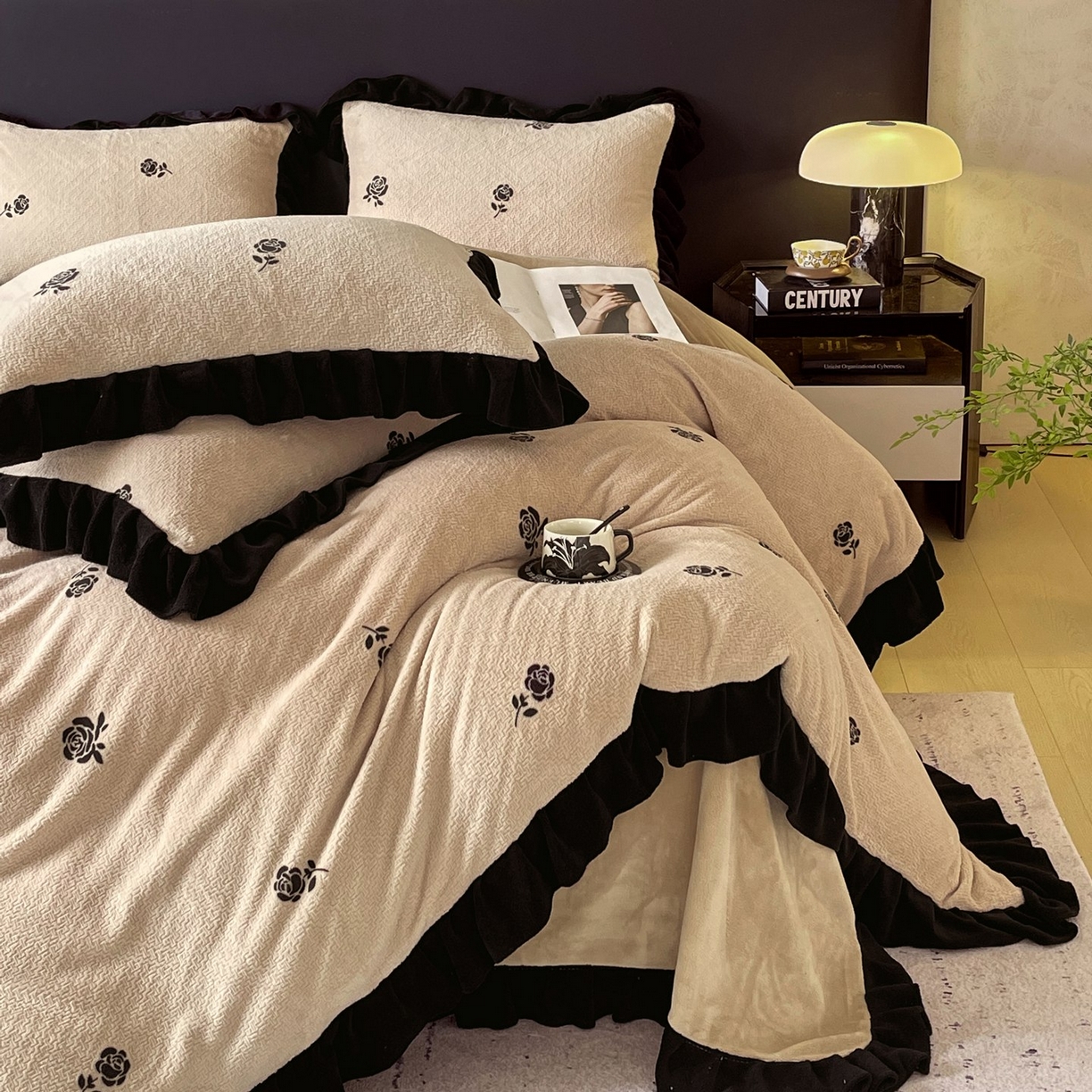 91家纺网 家纺一手货源 找家纺 雅高家居 2025新款秋冬琥珀系复古赫本轻法式高克重牛奶绒全消光立体浮雕数码印花ins风提花保暖四件套 赫本玫瑰