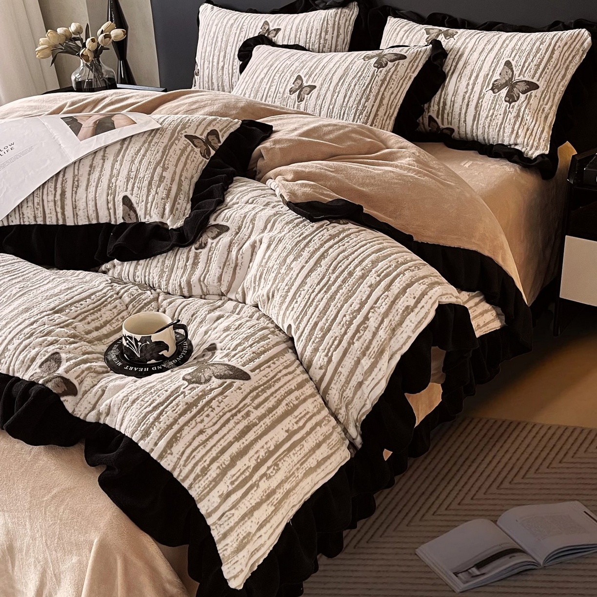 91家纺网 家纺一手货源 找家纺 雅高家居 2025新款秋冬琥珀系复古赫本轻法式高克重牛奶绒全消光立体浮雕数码印花ins风提花保暖四件套 翩翩起舞