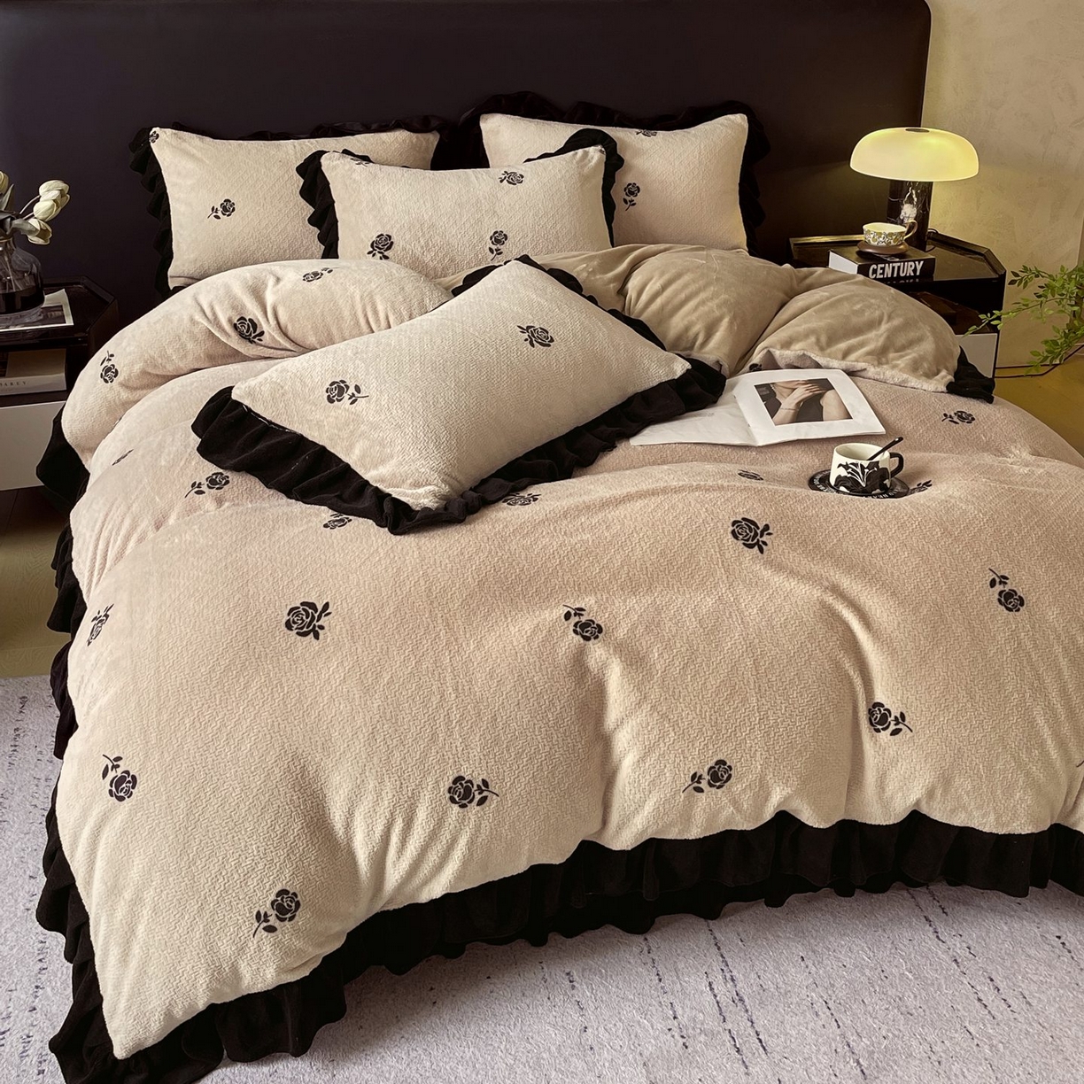 91家纺网 家纺一手货源 找家纺 雅高家居 2025新款秋冬琥珀系复古赫本轻法式高克重牛奶绒全消光立体浮雕数码印花ins风提花保暖四件套 赫本玫瑰