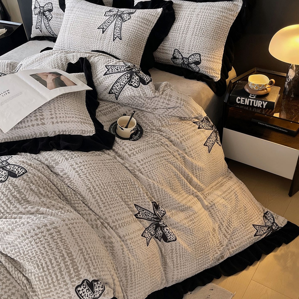 91家纺网 家纺一手货源 找家纺 雅高家居 2025新款秋冬琥珀系复古赫本轻法式高克重牛奶绒全消光立体浮雕数码印花ins风提花保暖四件套 梦境细雨