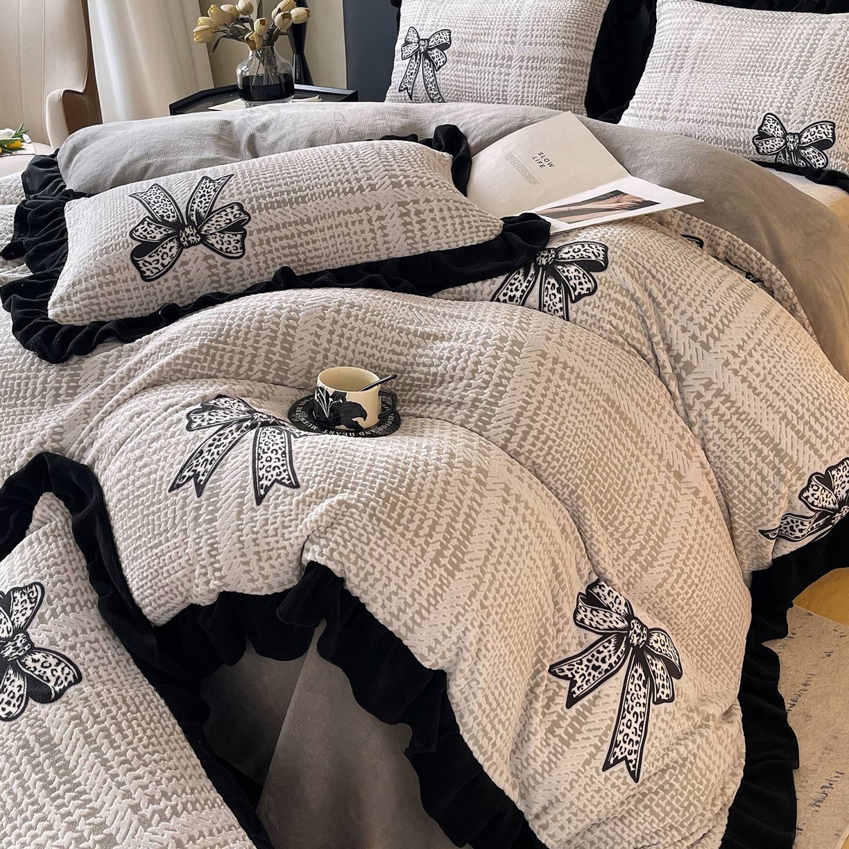 91家纺网 家纺一手货源 找家纺 雅高家居 2025新款秋冬琥珀系复古赫本轻法式高克重牛奶绒全消光立体浮雕数码印花ins风提花保暖四件套 梦境细雨