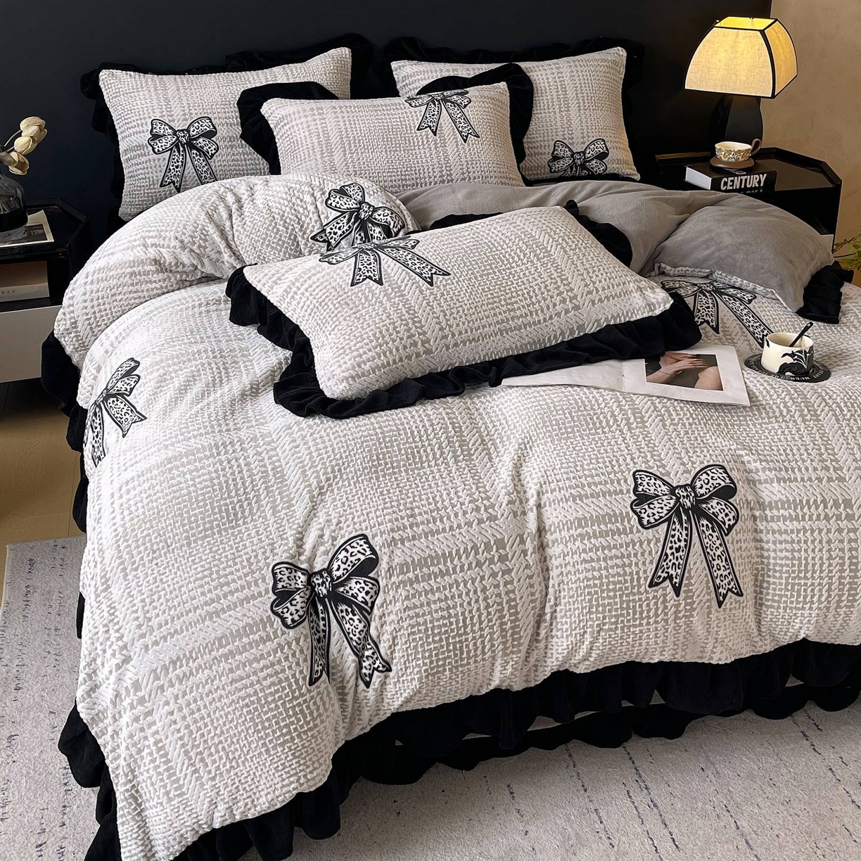 91家纺网 家纺一手货源 找家纺 雅高家居 2025新款秋冬琥珀系复古赫本轻法式高克重牛奶绒全消光立体浮雕数码印花ins风提花保暖四件套 梦境细雨