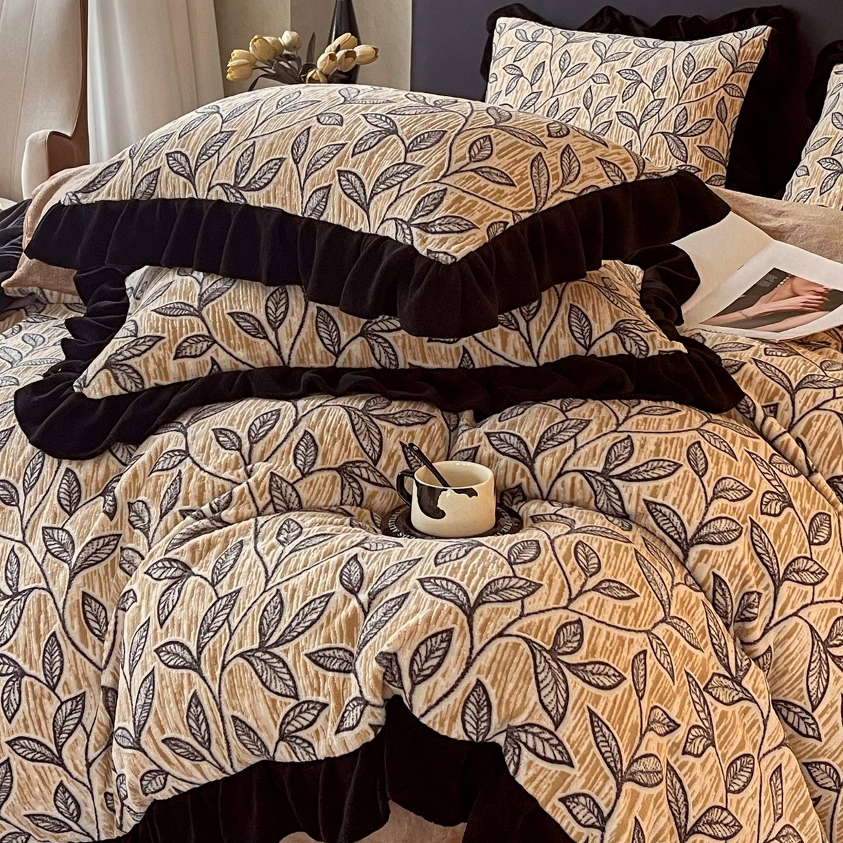 91家纺网 家纺一手货源 找家纺 雅高家居 2025新款秋冬琥珀系复古赫本轻法式高克重牛奶绒全消光立体浮雕数码印花ins风提花保暖四件套 一叶知秋