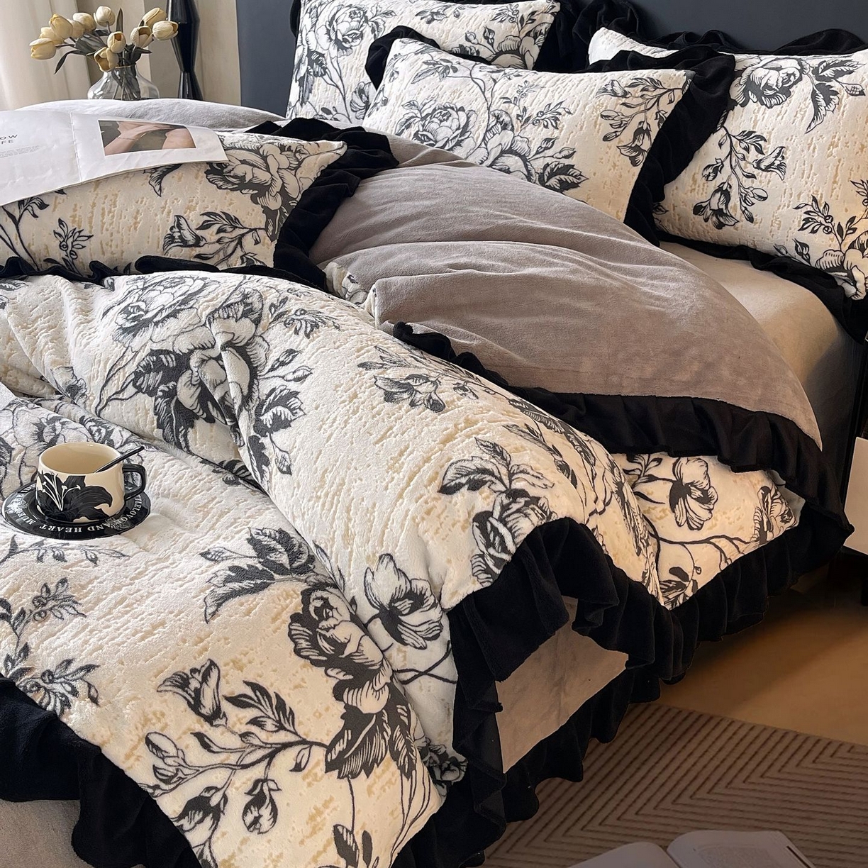 91家纺网 家纺一手货源 找家纺 雅高家居 2025新款秋冬琥珀系复古赫本轻法式高克重牛奶绒全消光立体浮雕数码印花ins风提花保暖四件套 林间絮语