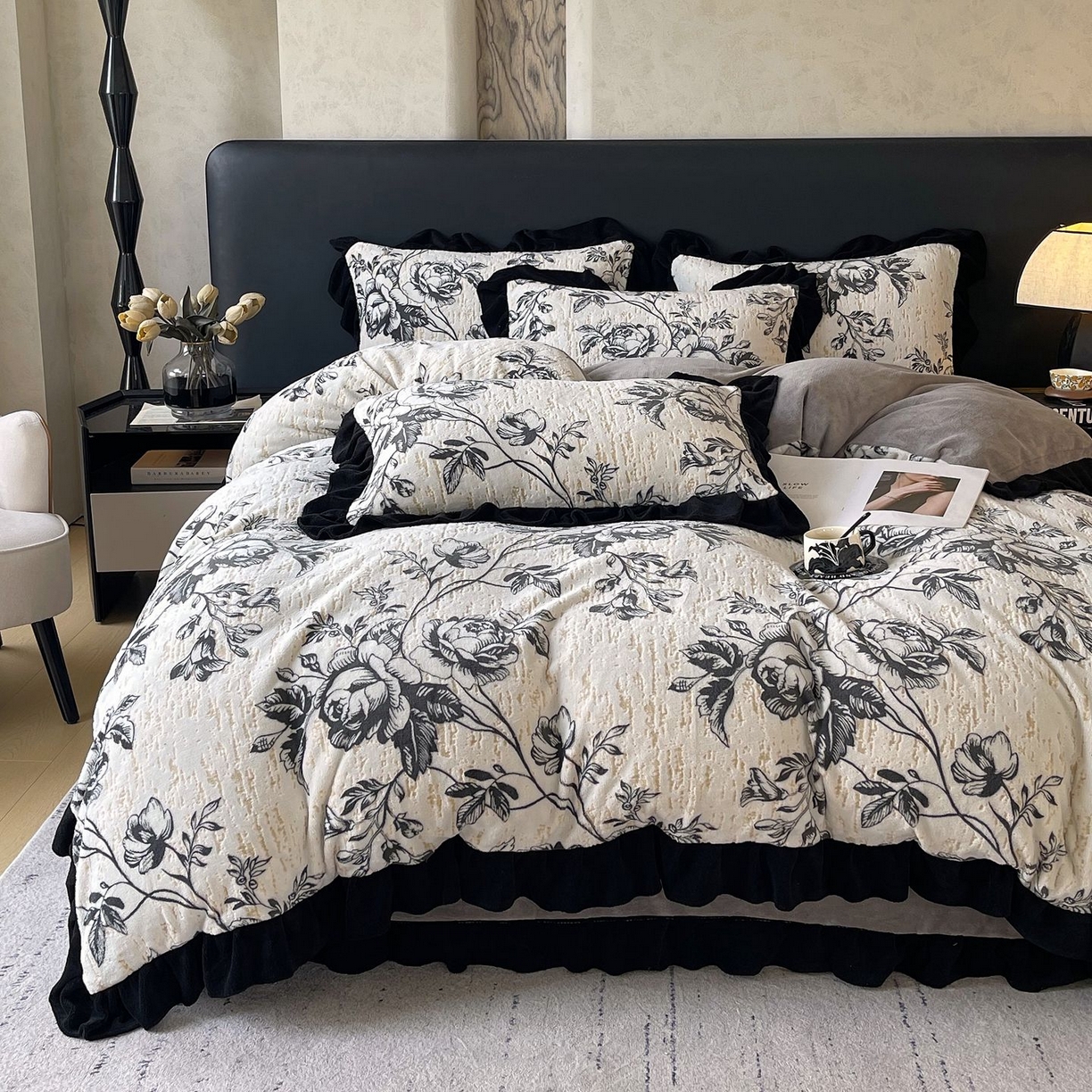 91家纺网 家纺一手货源 找家纺 雅高家居 2025新款秋冬琥珀系复古赫本轻法式高克重牛奶绒全消光立体浮雕数码印花ins风提花保暖四件套 林间絮语