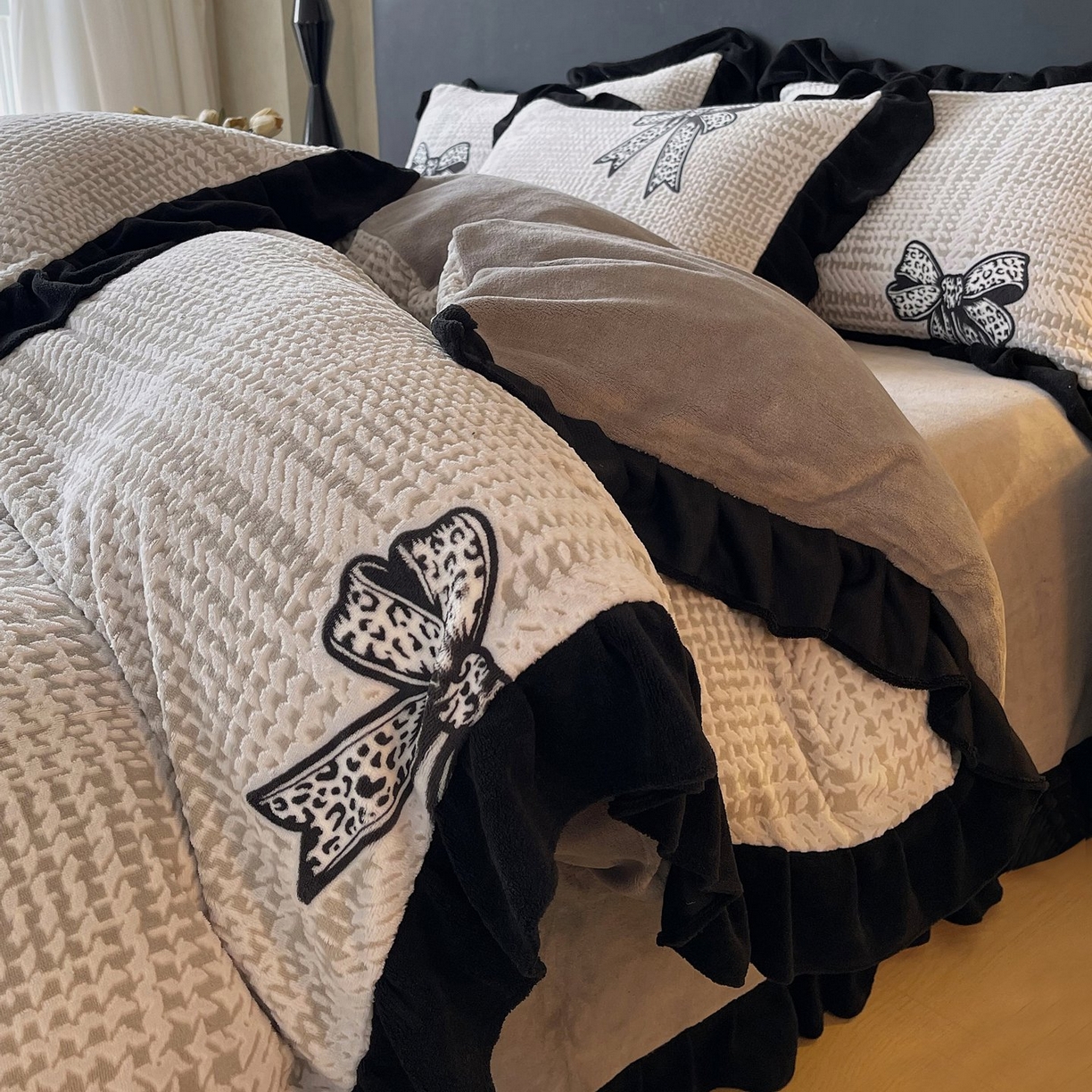 91家纺网 家纺一手货源 找家纺 雅高家居 2025新款秋冬琥珀系复古赫本轻法式高克重牛奶绒全消光立体浮雕数码印花ins风提花保暖四件套 梦境细雨