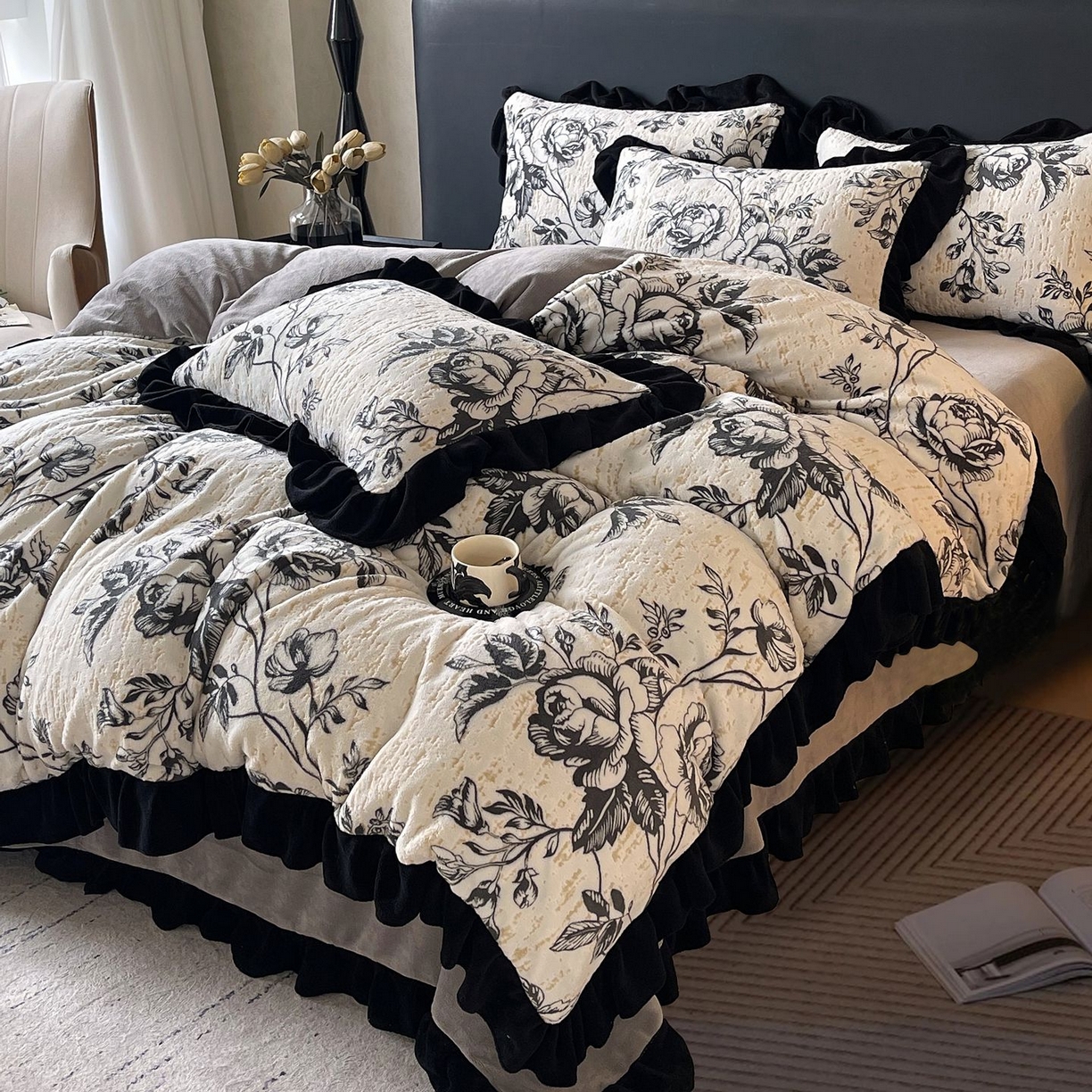 91家纺网 家纺一手货源 找家纺 雅高家居 2025新款秋冬琥珀系复古赫本轻法式高克重牛奶绒全消光立体浮雕数码印花ins风提花保暖四件套 林间絮语