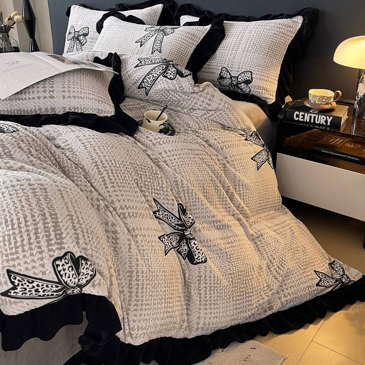 91家纺网 家纺一手货源 找家纺 雅高家居 2025新款秋冬琥珀系复古赫本轻法式高克重牛奶绒全消光立体浮雕数码印花ins风提花保暖四件套 梦境细雨