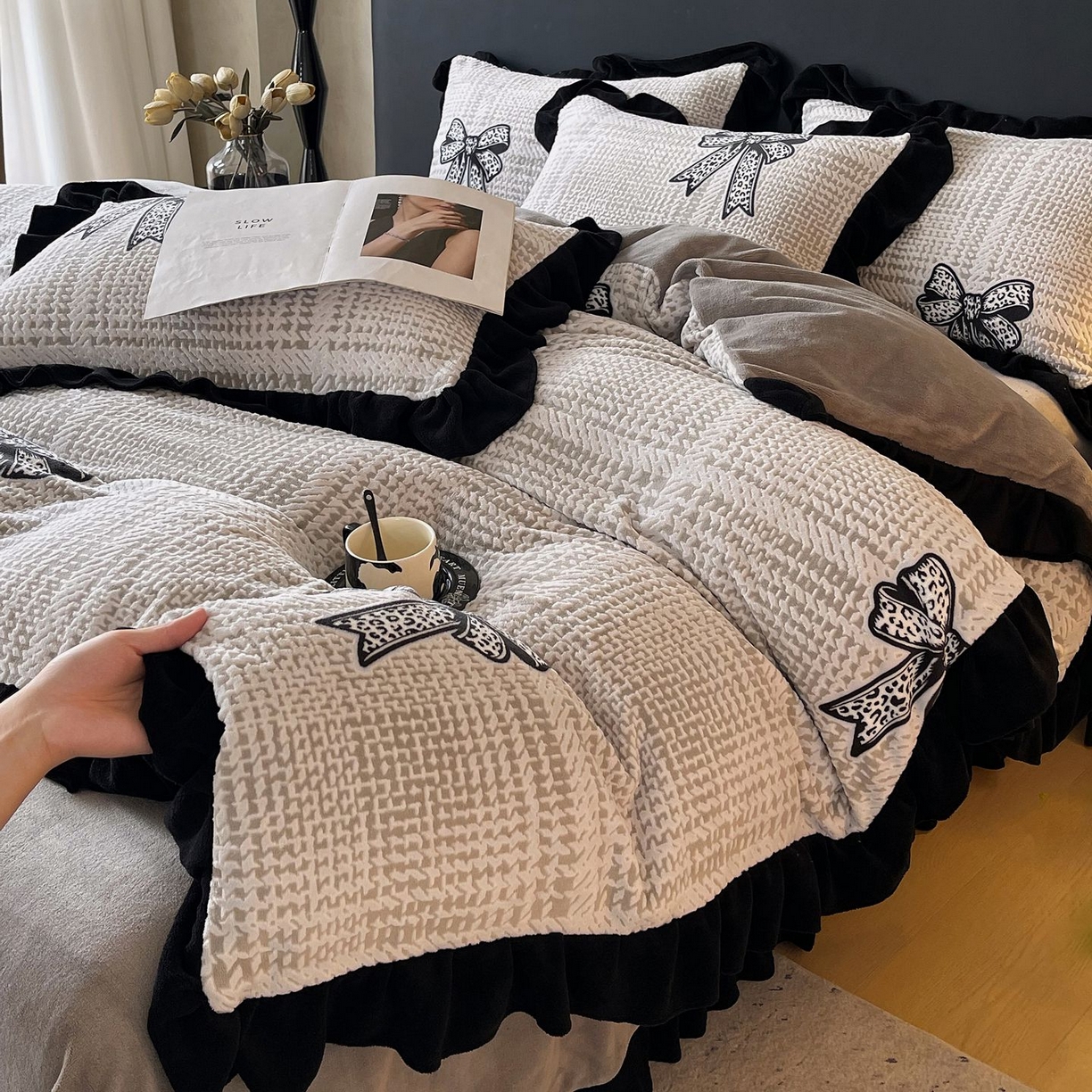 91家纺网 家纺一手货源 找家纺 雅高家居 2025新款秋冬琥珀系复古赫本轻法式高克重牛奶绒全消光立体浮雕数码印花ins风提花保暖四件套 梦境细雨